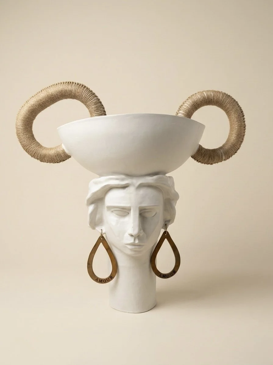 Déesse Amour — Sculpture grès émaillé blanc de Vincent Schoepfer, visage de déesse aux boucles bronze gravées AMOUR, pièce unique 47×48 cm