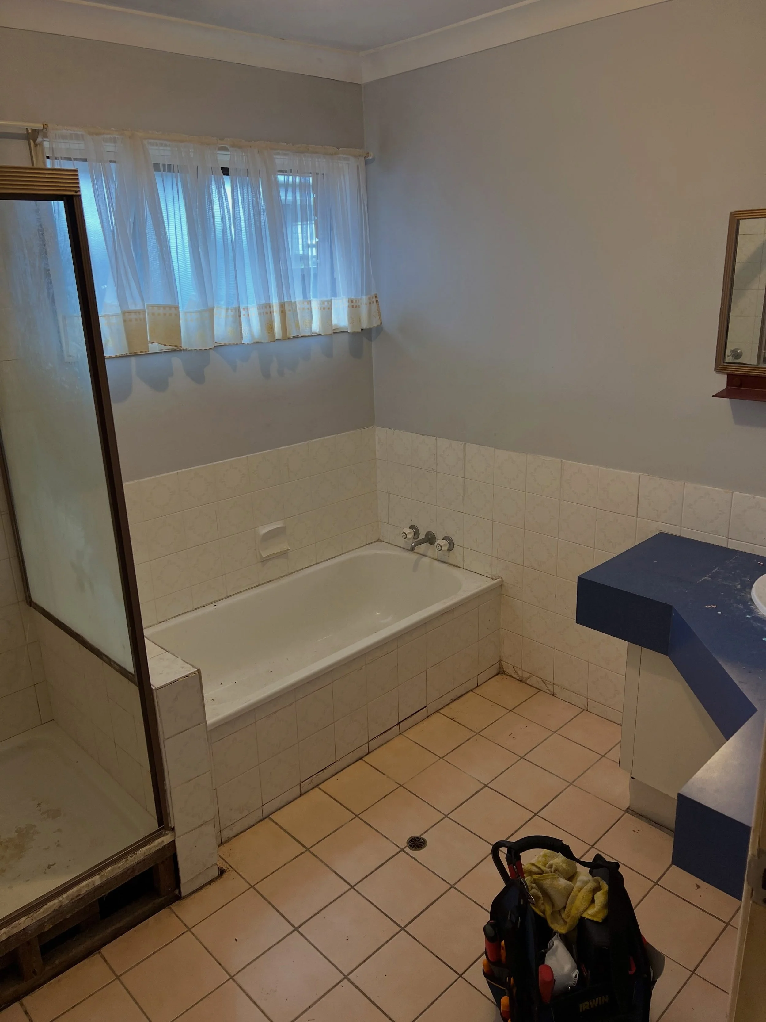 Before and after pics. Did a big bathroom reno for family. First time tiling. Prob not the easiest tiling job to start with!

#handyman #handymanbrisbane