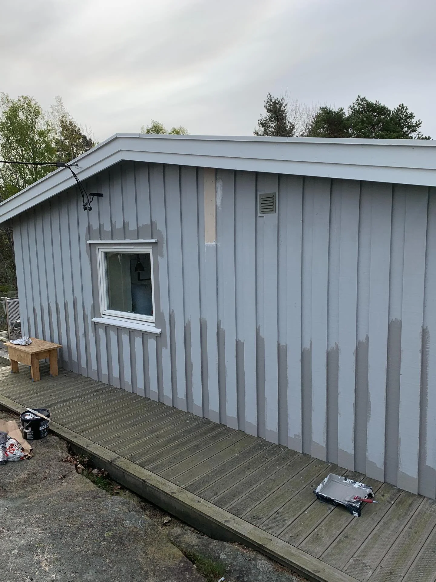 Some photos of the a big job I did last year. Painting my friends cottage in Norway. A lot of cut-in/brush details that needed to be done. The little change in colour from light blue to grey made a big difference. Looked much nicer and blended in wit