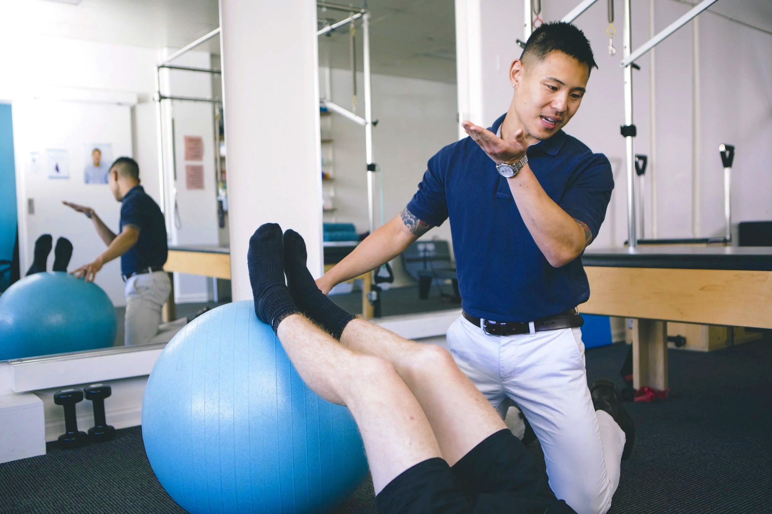 Senior physiotherapist Irwin Kim treating a patient in Melbourne