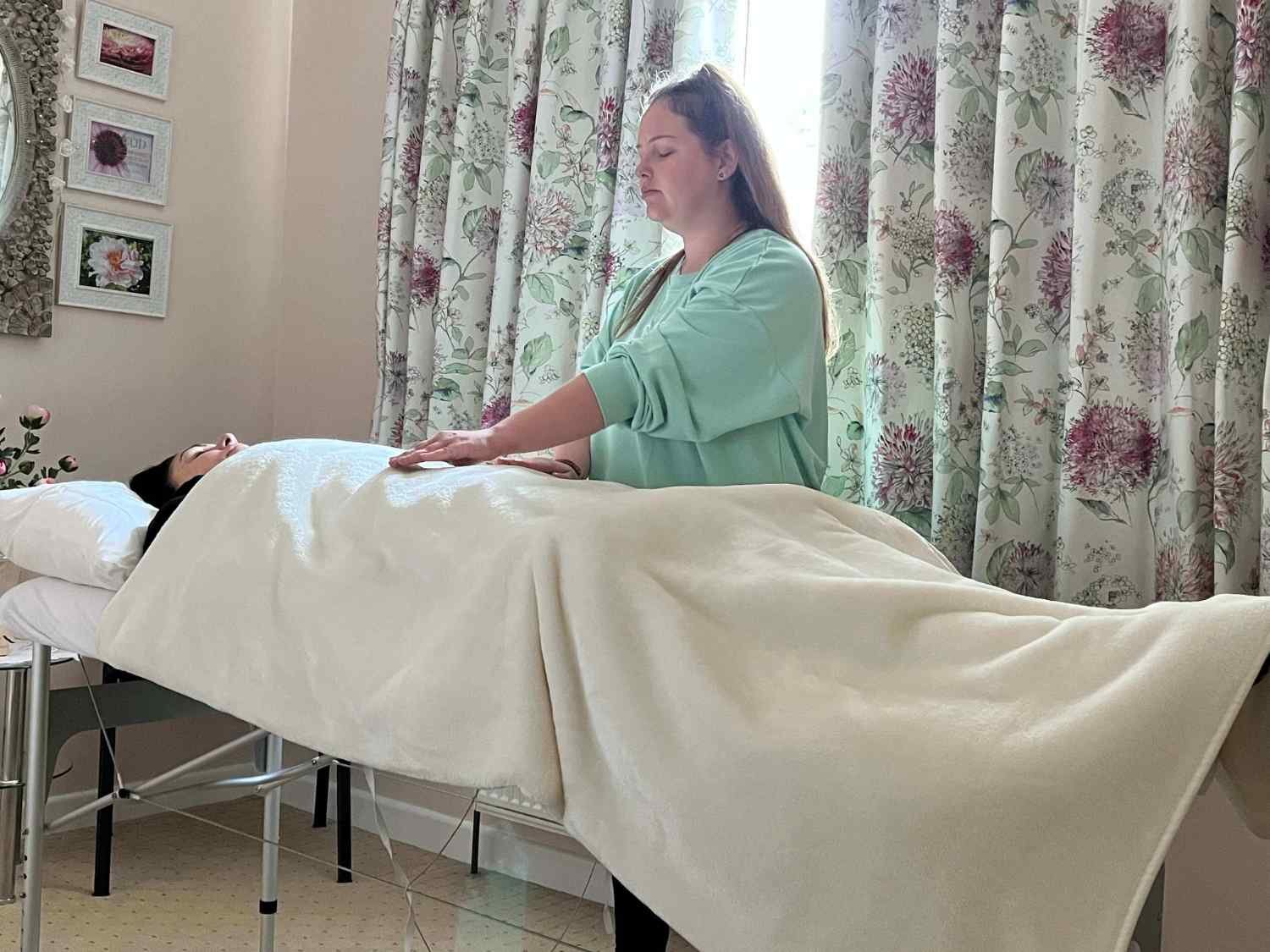 student-giving-reiki-2-on-course-in-clacton