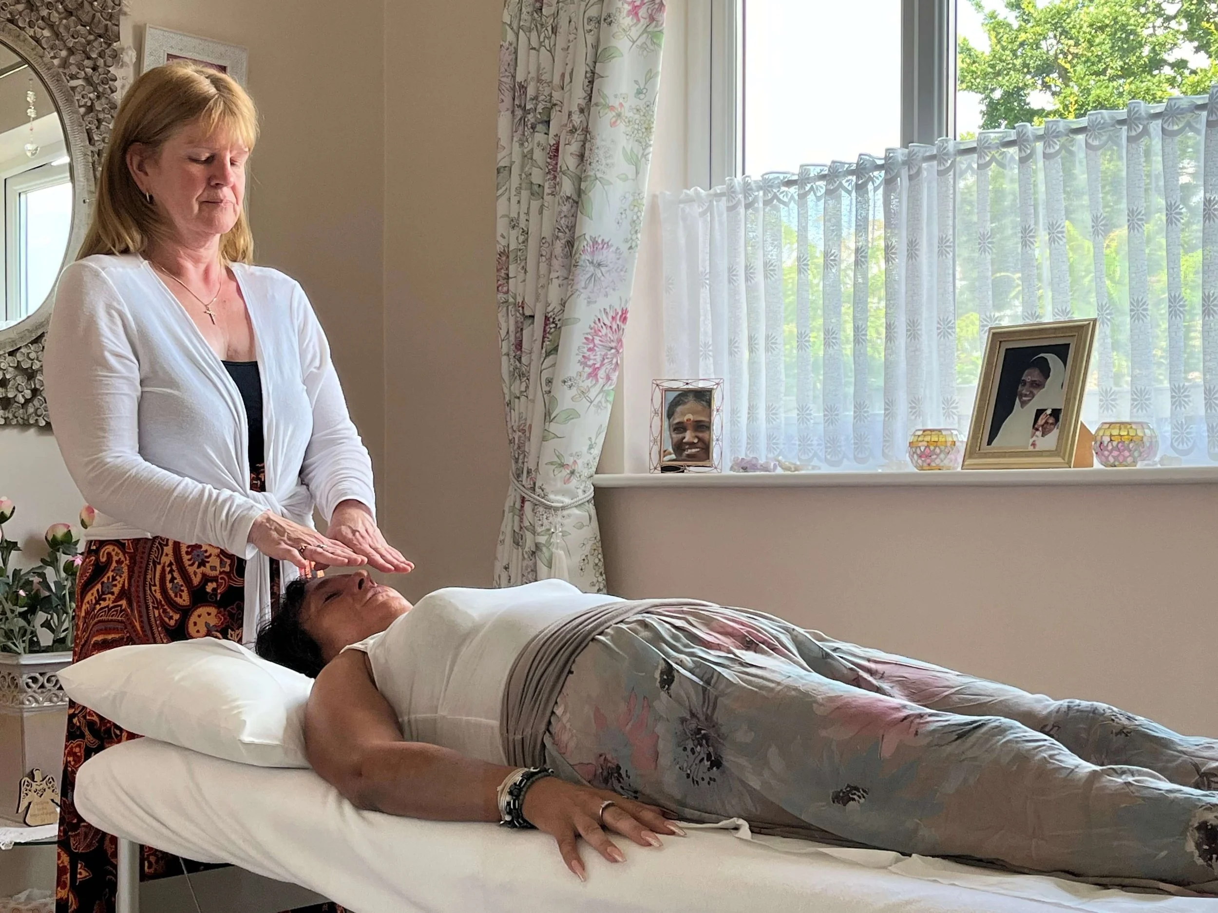 Katarina Tilley's reiki student giving reiki to another student on a Reiki course