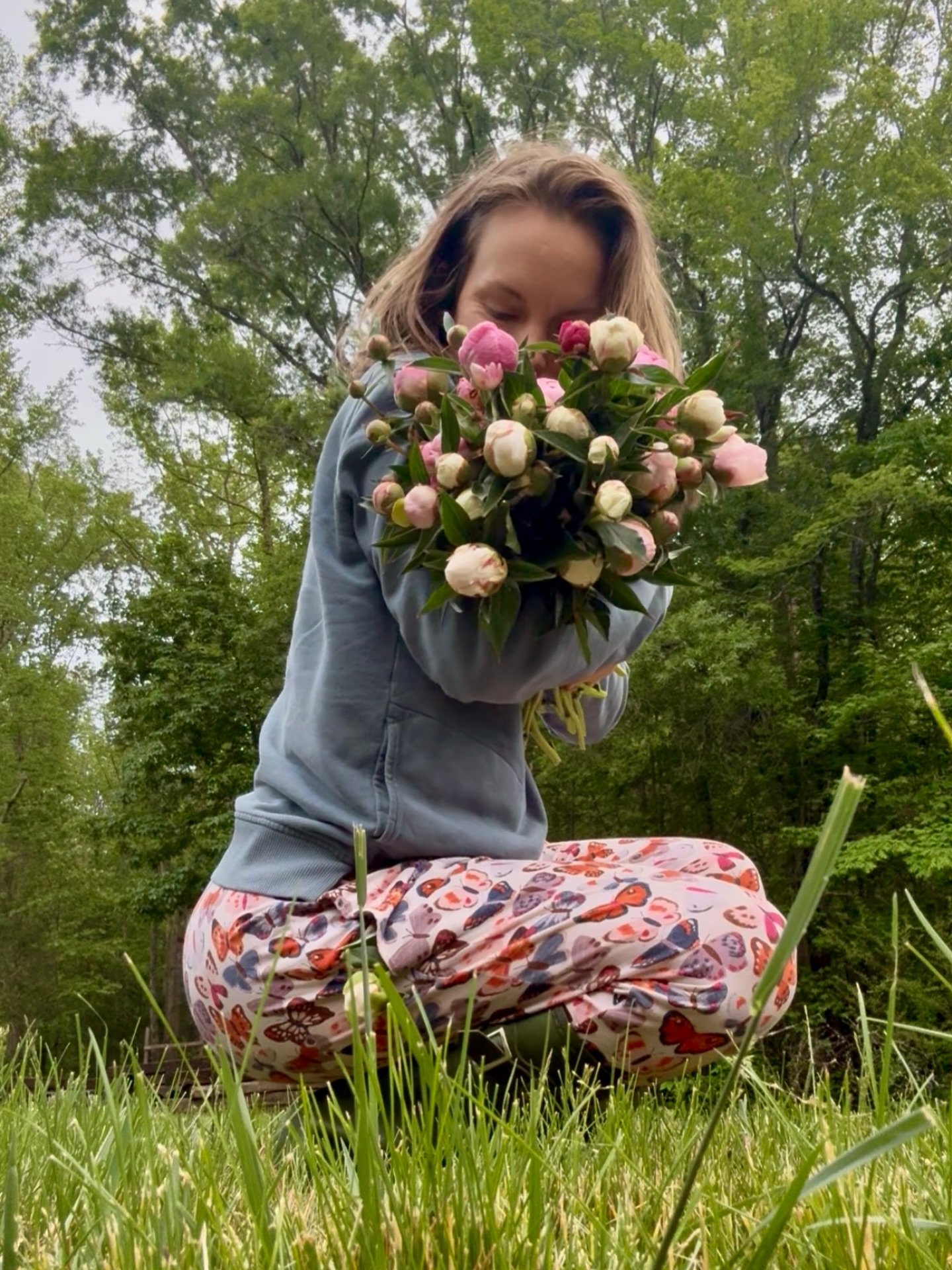 Give your mom a hug this weekend, and then give her a hug filled with spring peonies!🌸
.
Hopeful we will have extras in the stand Saturday &amp; Sunday! If you missed our pre-sale, Mother Nature is being super kind this week and may bless us with so
