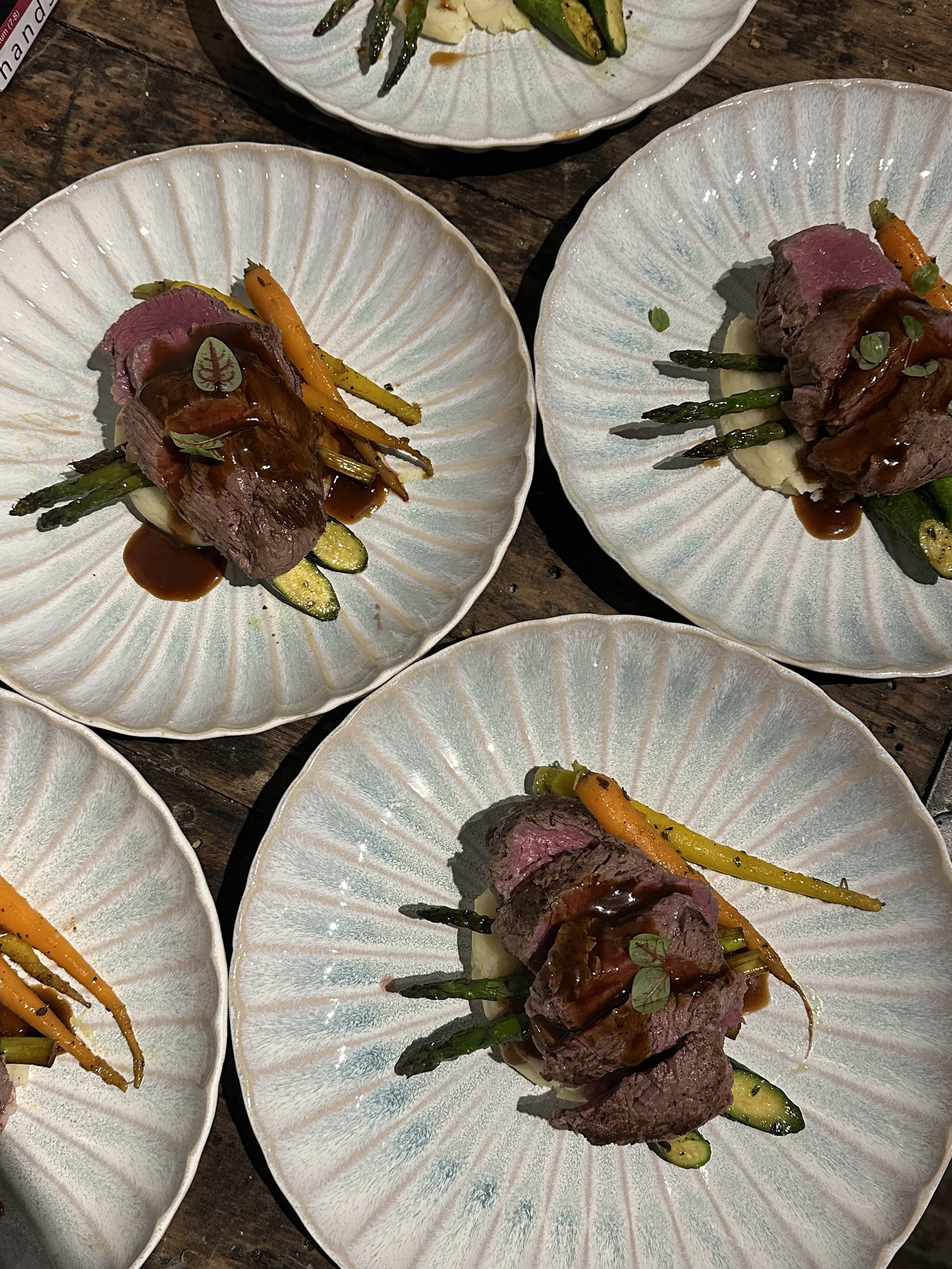 TOURNEDOS   Gegrilde tournedos op aardappelpuree, afgemaakt met honing-tijmworteltjes, groene asperges & saus naar wens 