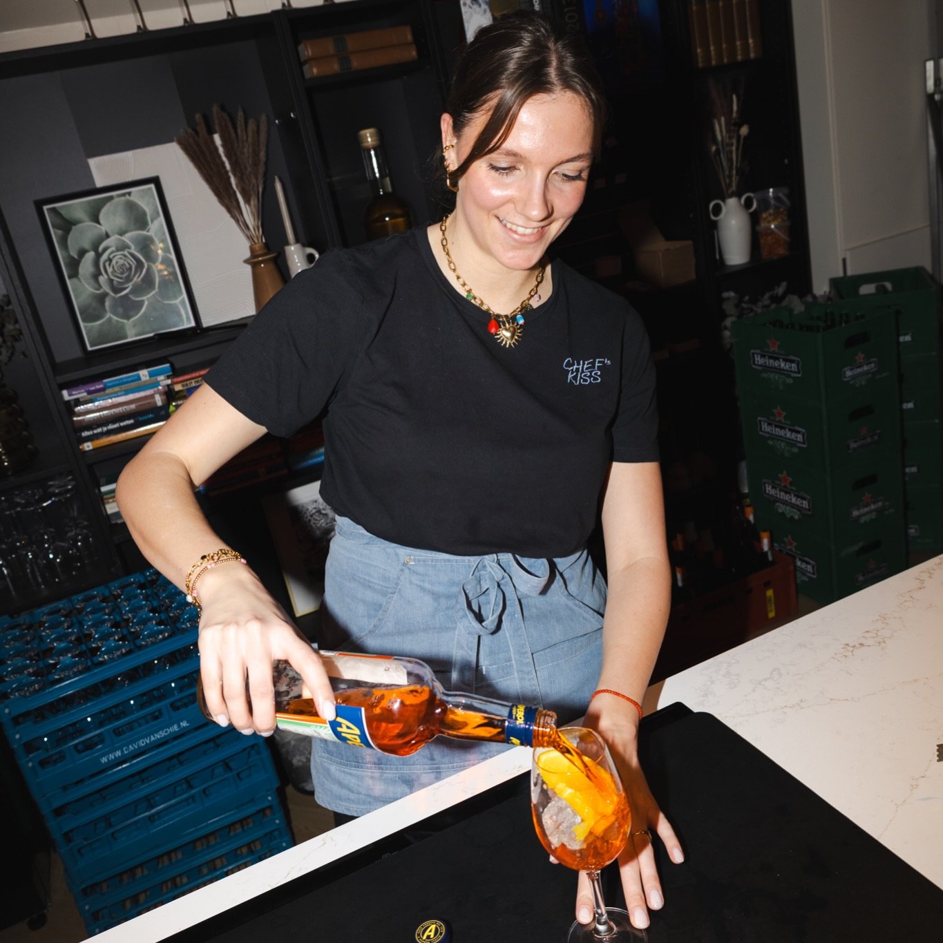 𝐔𝐩𝐬𝐭𝐫𝐞𝐚𝐦 𝐂𝐚𝐬𝐢𝐧𝐨-𝐧𝐢𝐠𝐡𝐭 🃏&hearts;️

Aan koude drankjes geen gebrek. Met een grote glimlach schenken we ze al te graag in voor jou &amp; je gasten! 🥂

📷 @by.hava 

#Chefskiss #catering #westland #bites #eventcatering