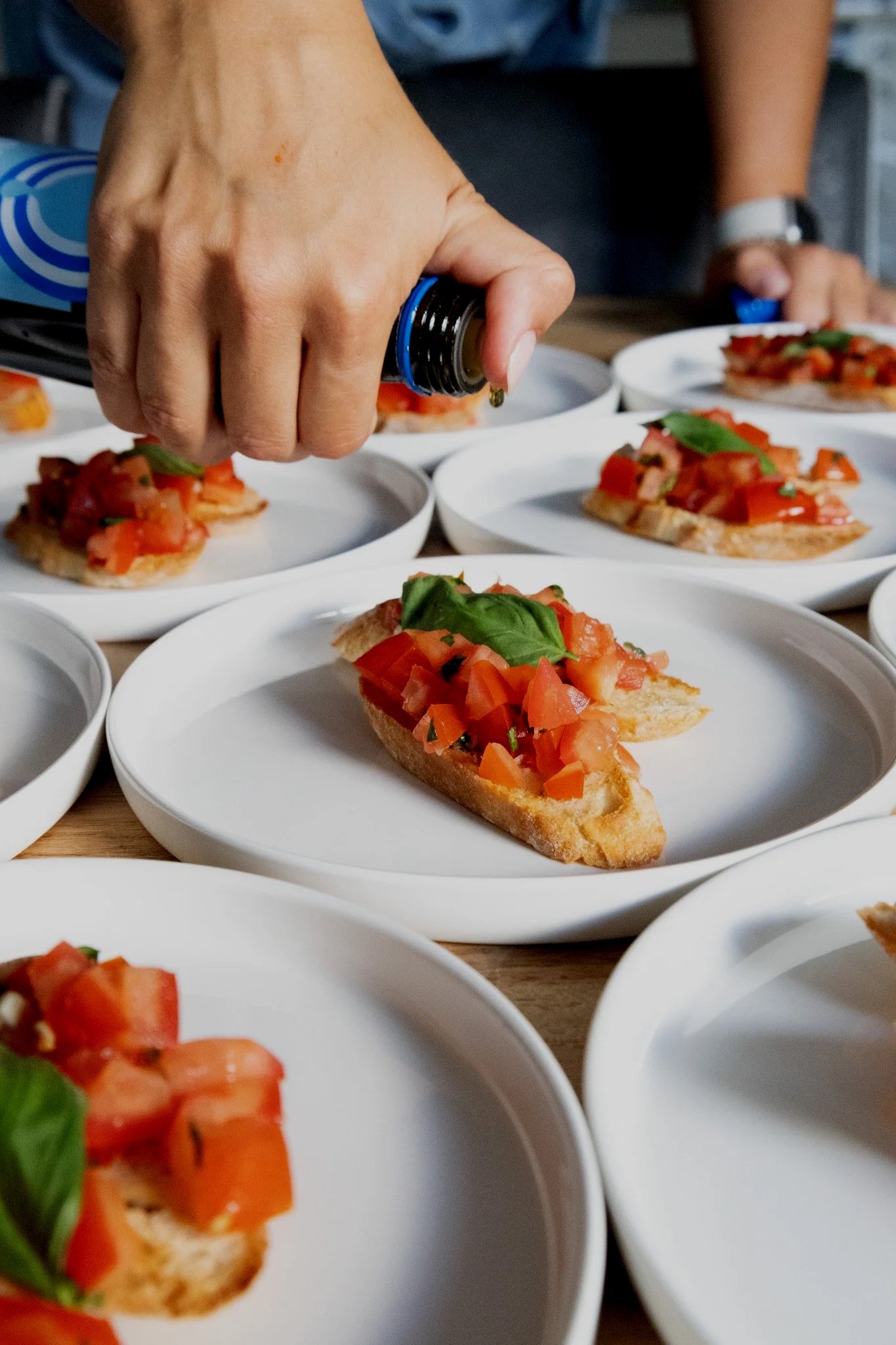 BRUSCHETTA DI POMODORO   Getoast knoflookbrood met gemarineerde tomatenblokjes en basilicum