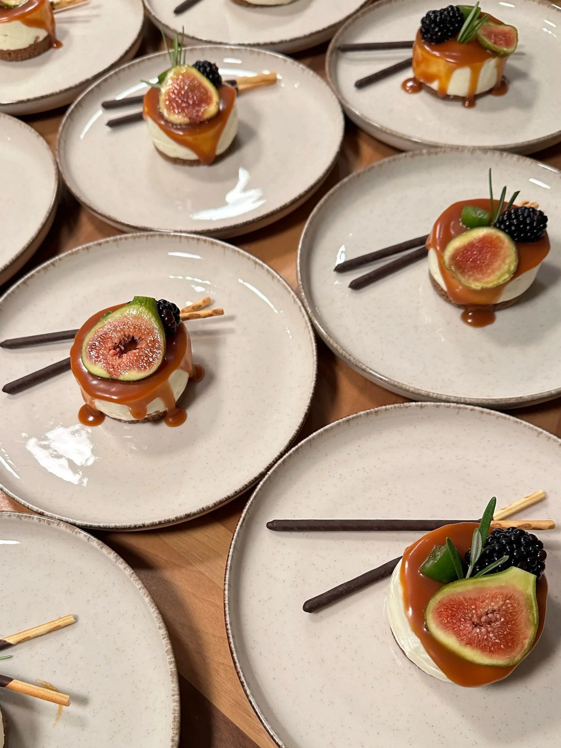 SALTED CARAMEL MONCHOU   Luchtig monchou taartje met gezouten karamel en seizoensfruit