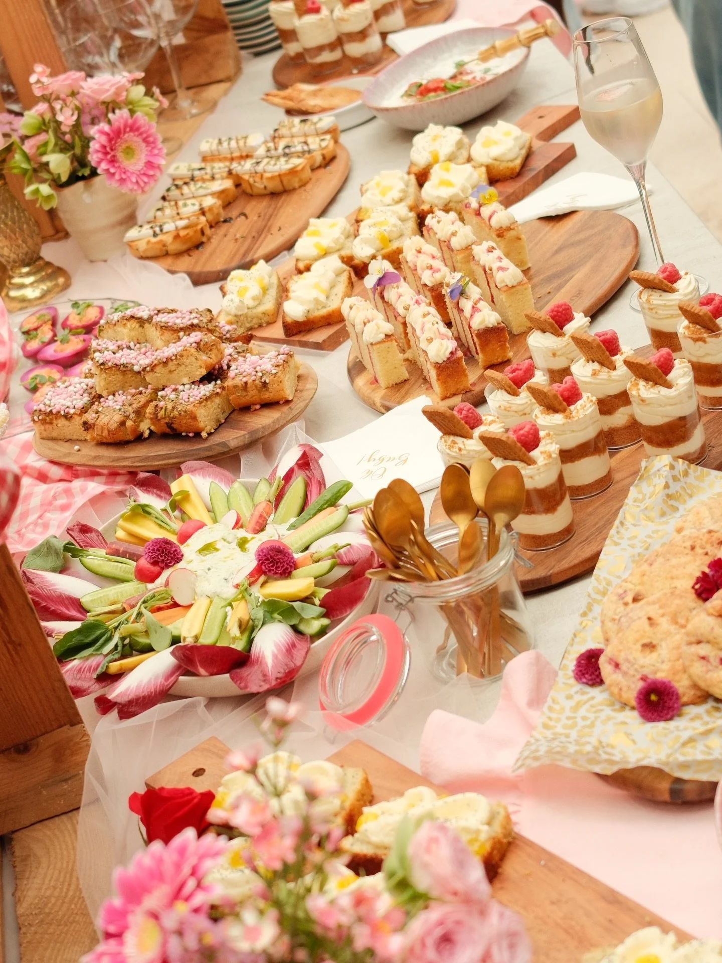 𝐋𝐚𝐬𝐭 𝐰𝐞𝐞𝐤𝐞𝐧𝐝&rsquo;𝐬 𝐁𝐚𝐛𝐲𝐬𝐡𝐨𝐰𝐞𝐫 🍼💕

Sweet cakes, chocolate chip cookies, biscoff cheesecake &amp; hartige bites. 

Een goed gevulde tafel om van te genieten met alle vriendinnen, tantes &amp; oma&rsquo;s! ✨

📸 @justanother.jp