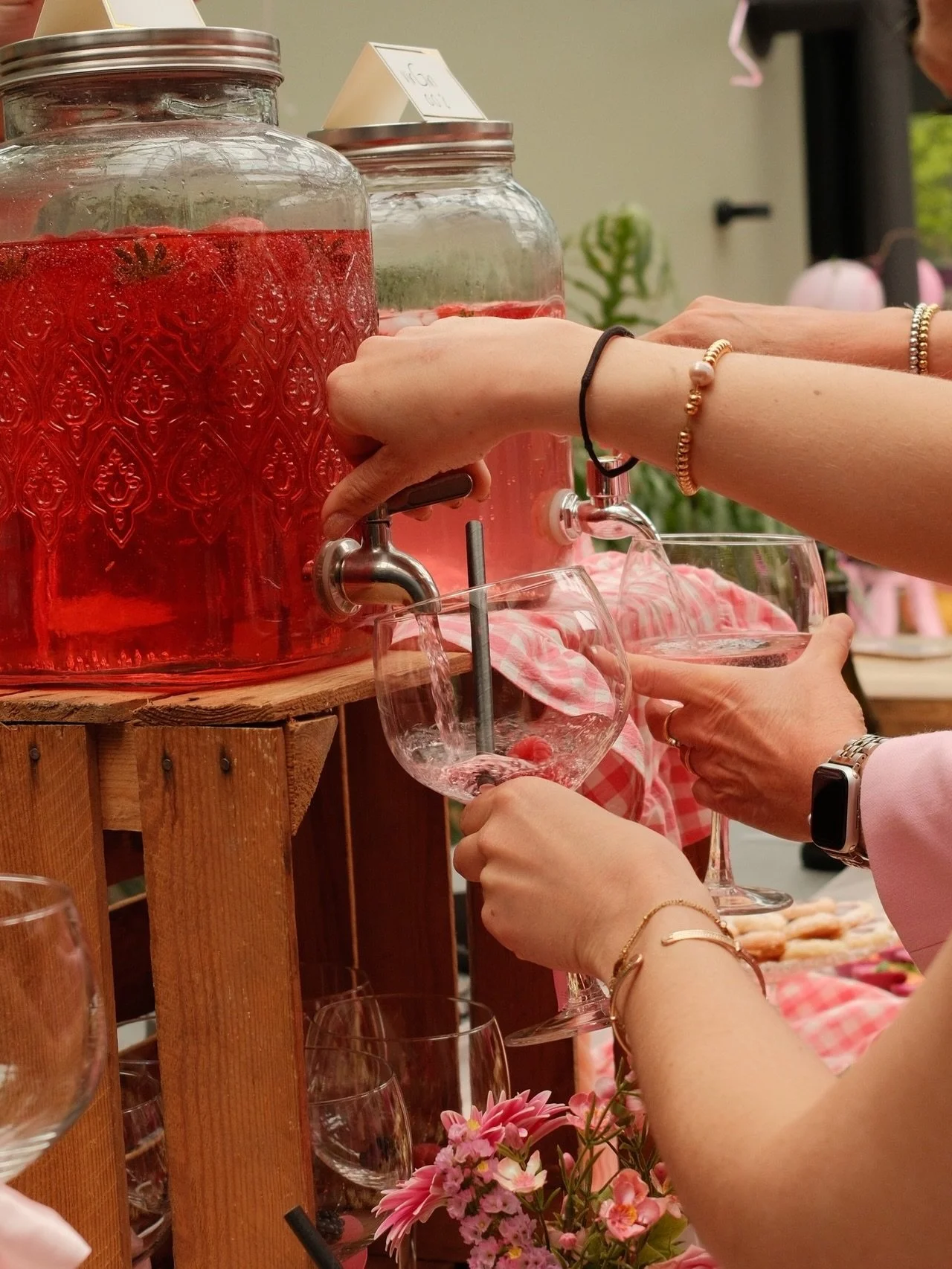 𝐀 𝐥𝐨𝐭 𝐨𝐟 (𝐯𝐢𝐫)𝐆𝐈𝐍 𝐭𝐨𝐧𝐢𝐜&rsquo;𝐬&hellip;🍸

Met deze te leuke taps serveerde we afgelopen weekend heerlijke 𝙋𝙞𝙣𝙠 𝙂𝙞𝙣 𝙏𝙤𝙣𝙞𝙘&rsquo;𝙨 💕 

Met voor de mommy to be natuurlijk een 0.0% variant! 😉

Ook op zoek naar de juiste 