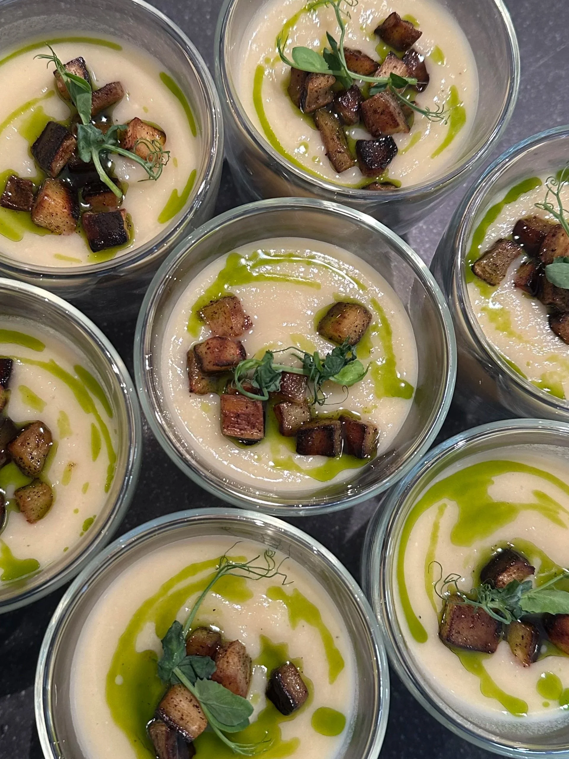 CRÈME PASTINAAKSOEP   Romige soep van pastinaak met gekarameliseerd pastinaakblokjes en basilicumolie