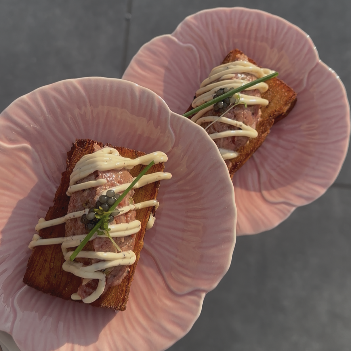 MILLEFEUILLE MET STEAK TARTARE   Krokantje van dunne laagjes aardappel met daarop steak tartare, afgemaakt met truffelmayonaise en caviaar