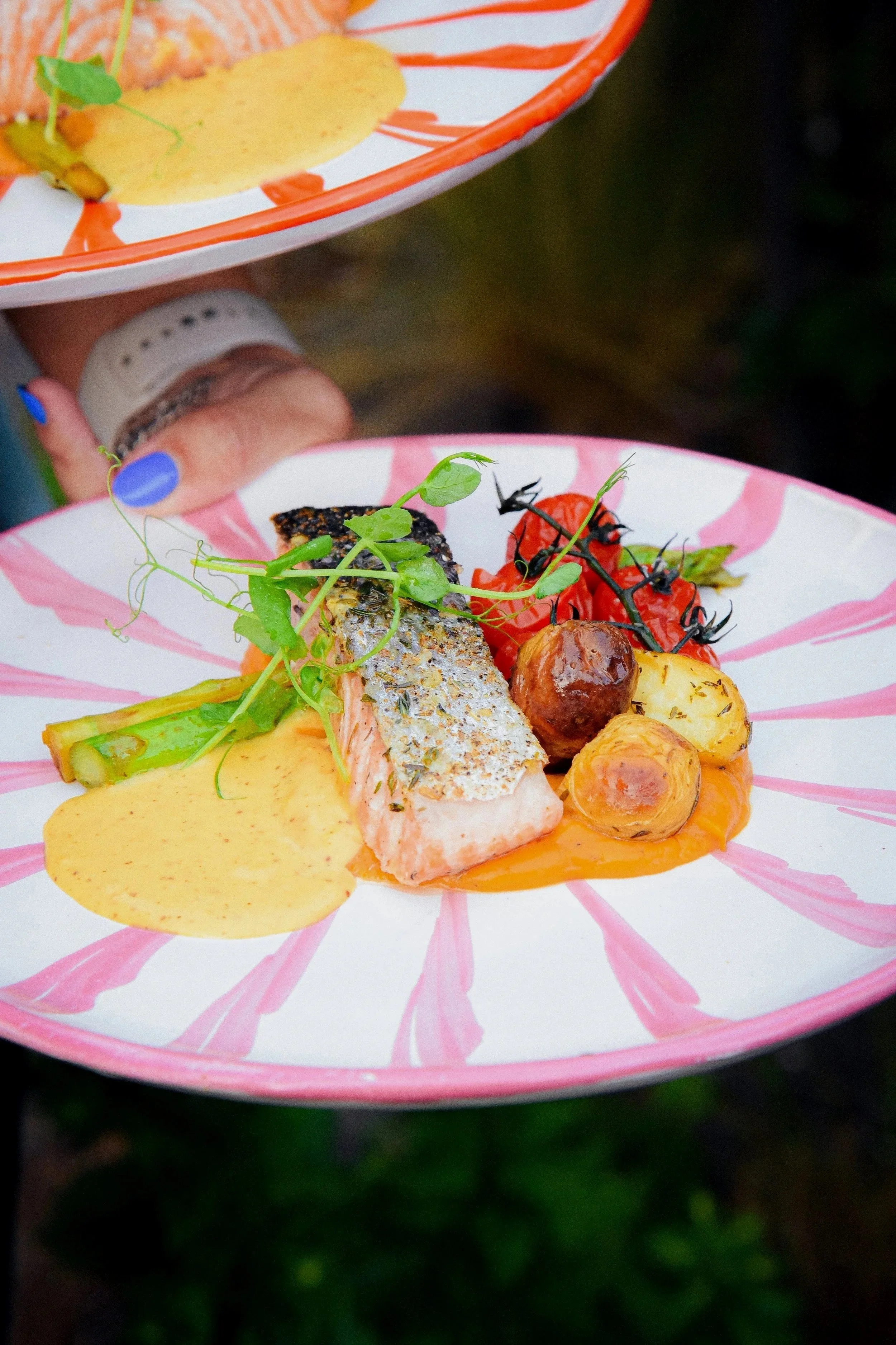 ZALMFILET   Op de huid gebakken zalmfilet op zoete aardappelpuree met krieltjes, groene asperges en gepofte honingtomaatjes