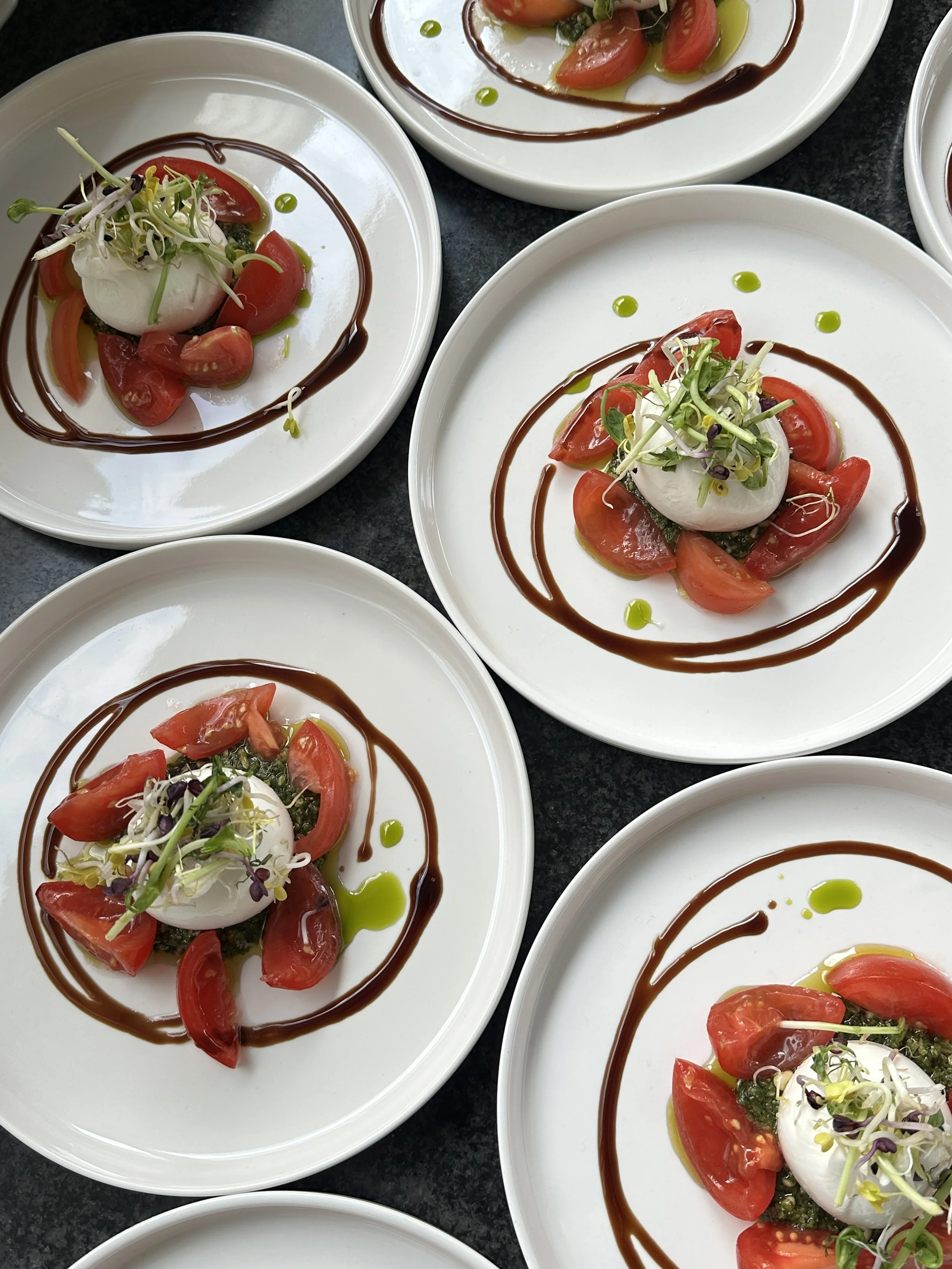 BURRATA MET HONINGTOMAATJES   Frisse burrata op verse pesto met honingtomaatjes en balsamicocrème