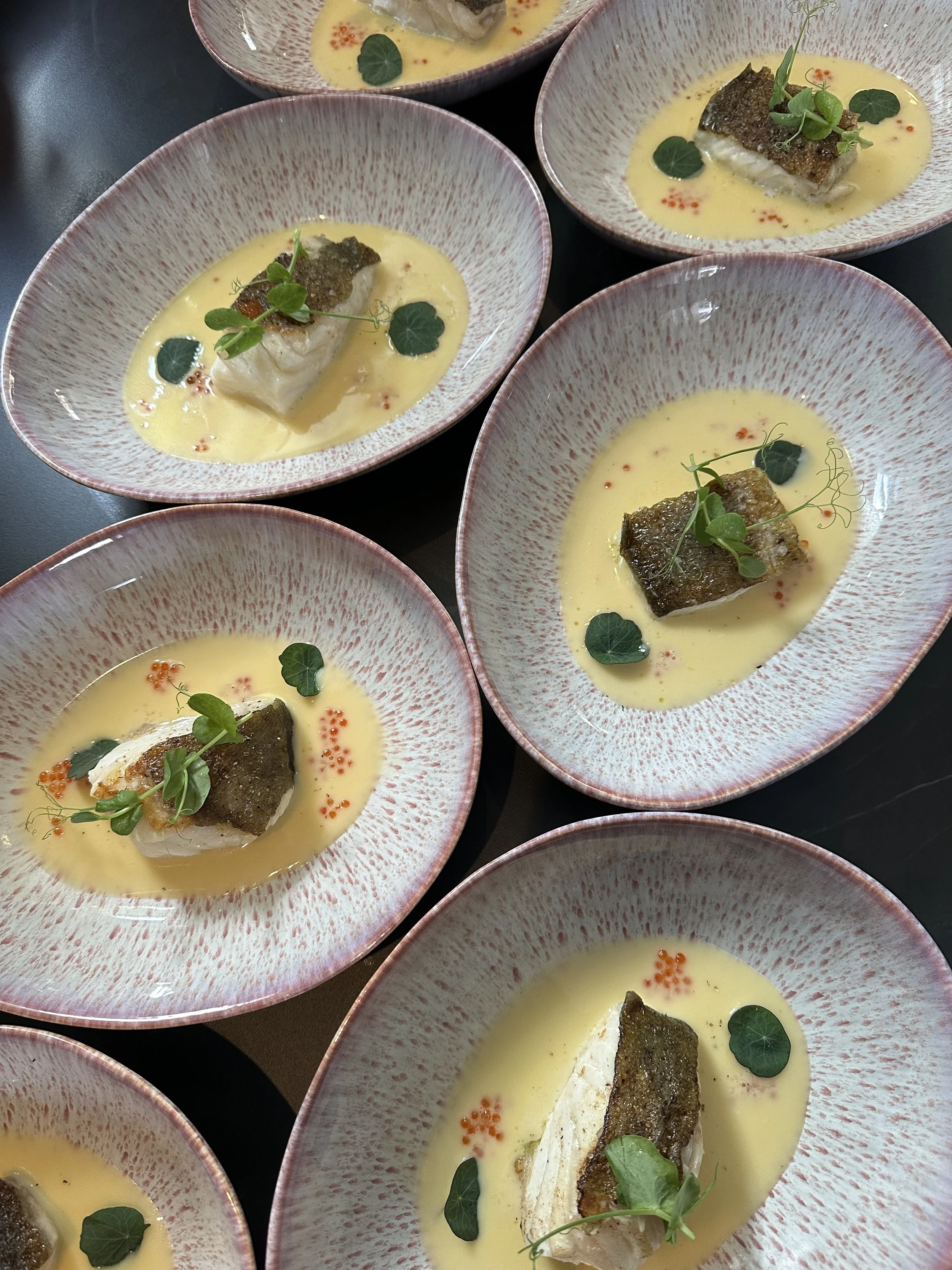 KABELJAUW MET BEURRE BLANC   Op de huid gebakken kabeljauw in een boterige wittewijnsaus met foreleitjes 