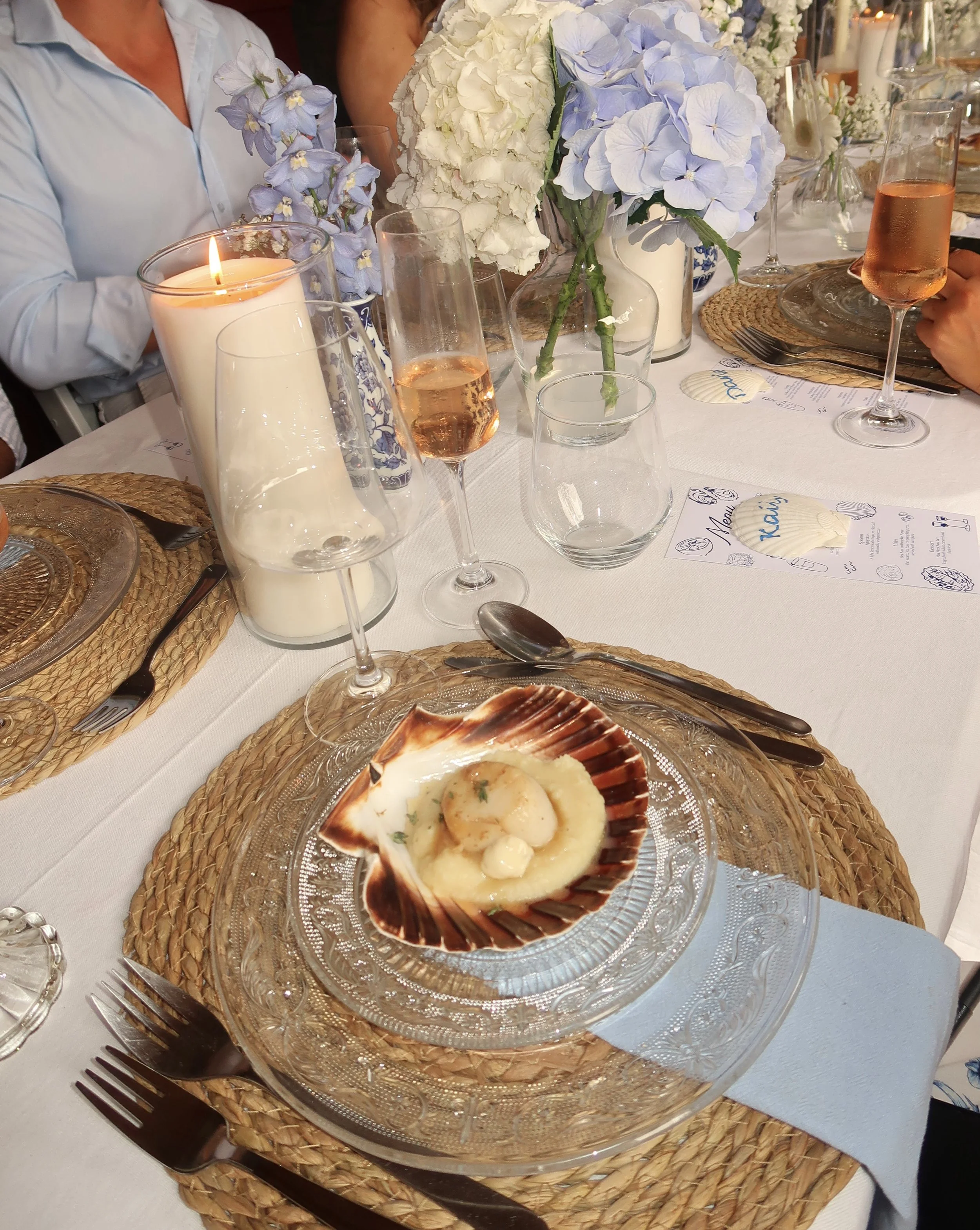 COQUILLE IN PASTINAAKCRÈME   Gegrilde coquille op een zachte puree van pastinaak, afgemaakt met tijmboter & truffelcrème