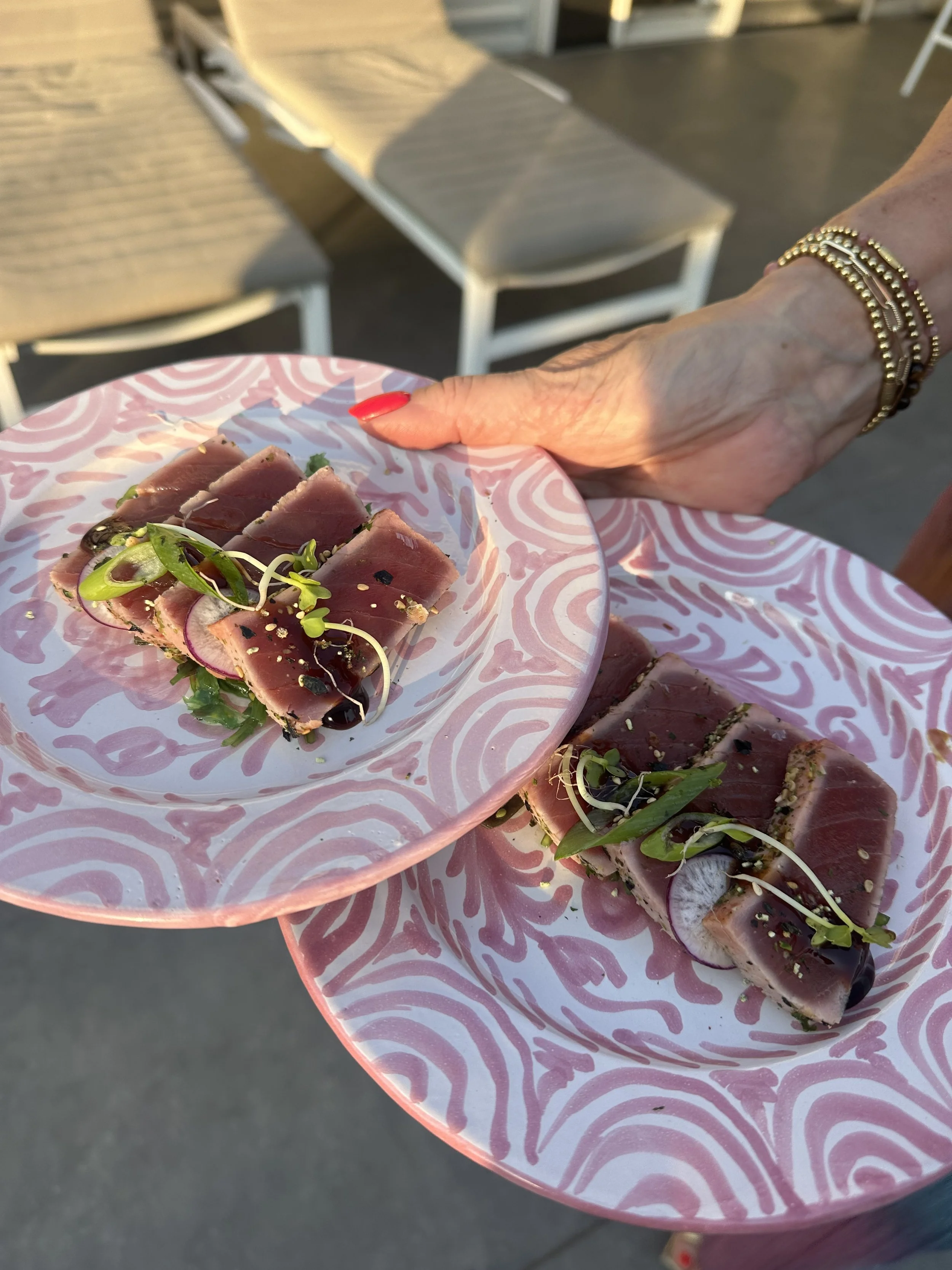 TUNA TATAKI   Kort aangeschroeide tonijn met furikake, afgemaakt met soja-glaze, bosui en radijs