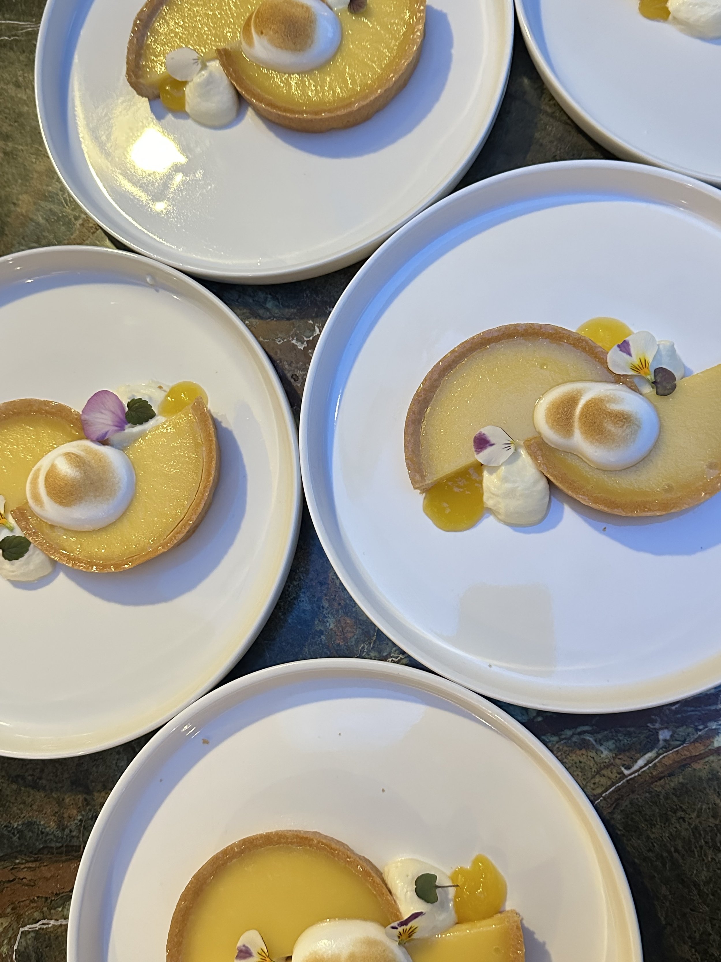 CITROEN TARTELETTE   Koekbodem met lemoncurd vulling, afgemaakt met Italiaanse merengue en mascarponecrème