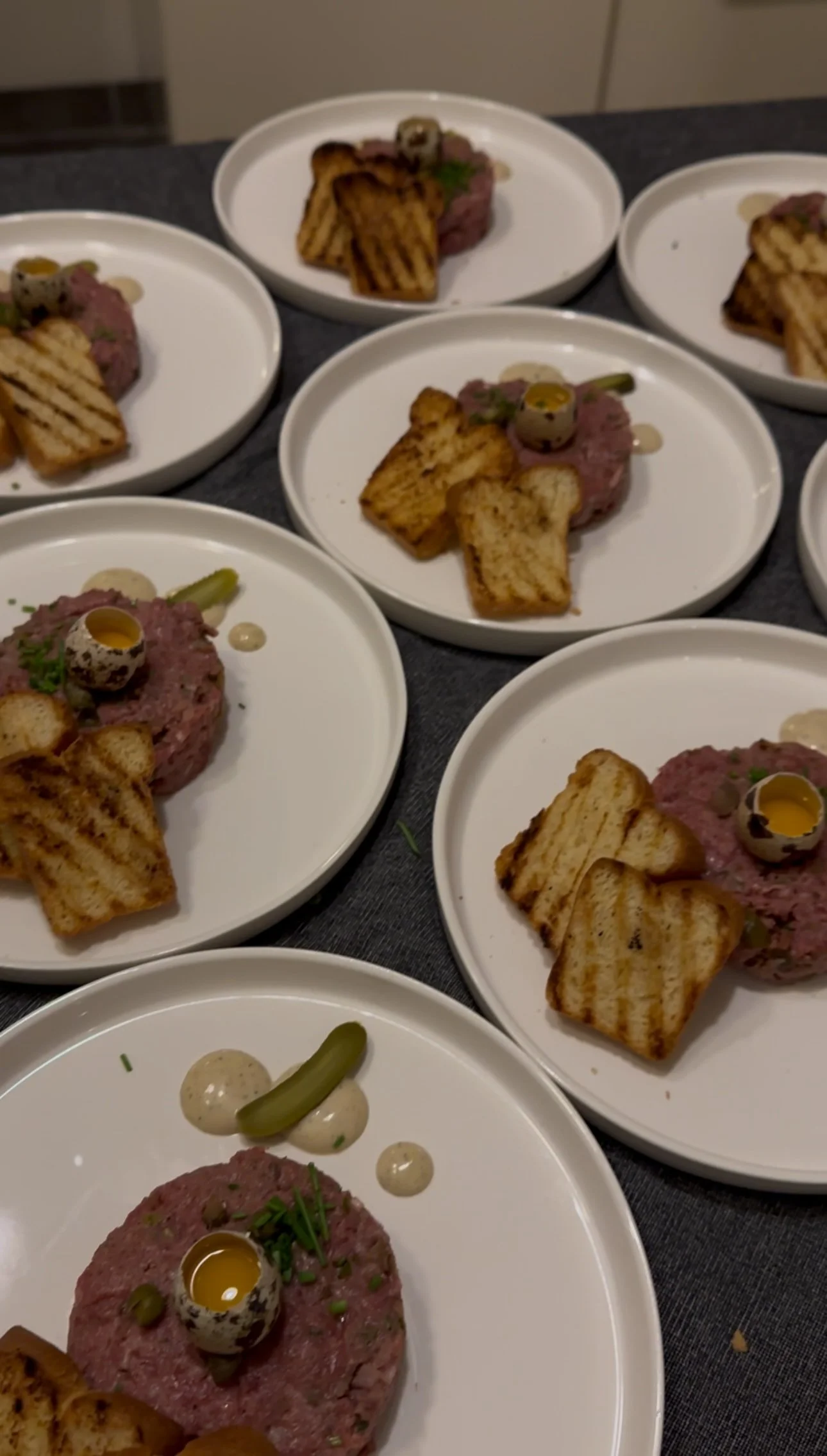 STEAK TARTARE   Klassieke tartare aangemaakt met sjalot, cornchicorns en kappertjes. 