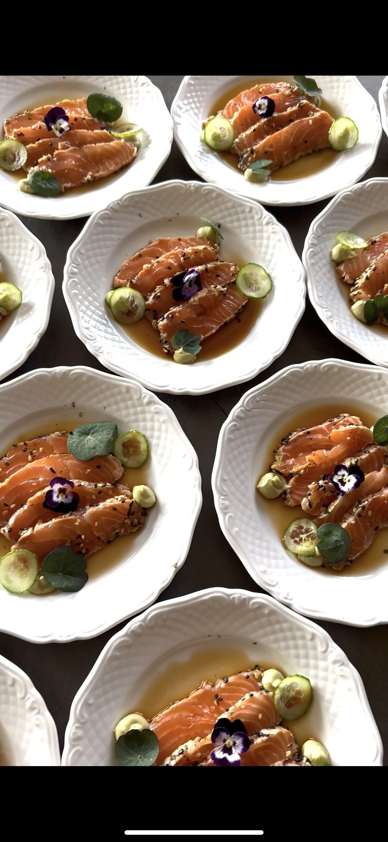 ZALM TATAKI   Kort geflambeerde zalm met avocado crème en Oost-Indische kers, afgemaakt met een citrus-ponzu dressing