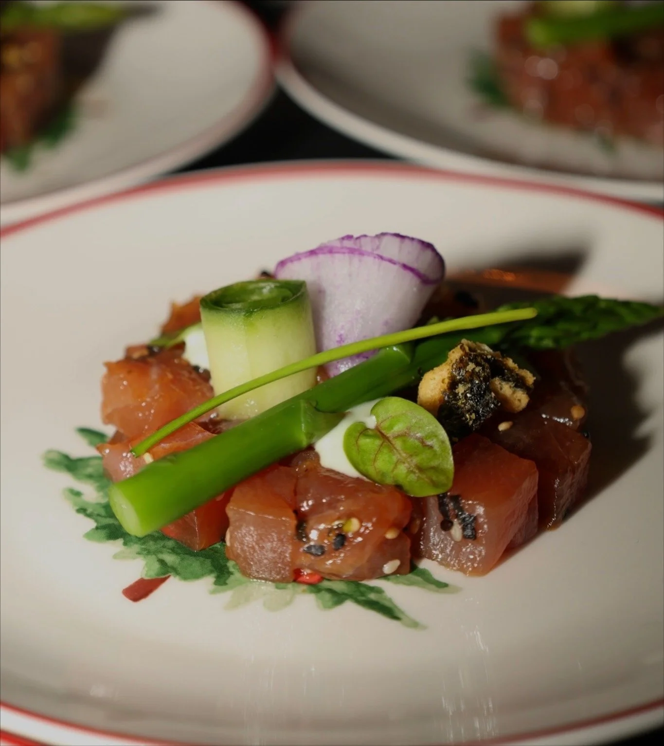 VERSE TONIJN TARTARE   Gemarineerd in teriyaki-ponzu en afgemaakt met groene asperge, wasabi-mayonaise & komkommer