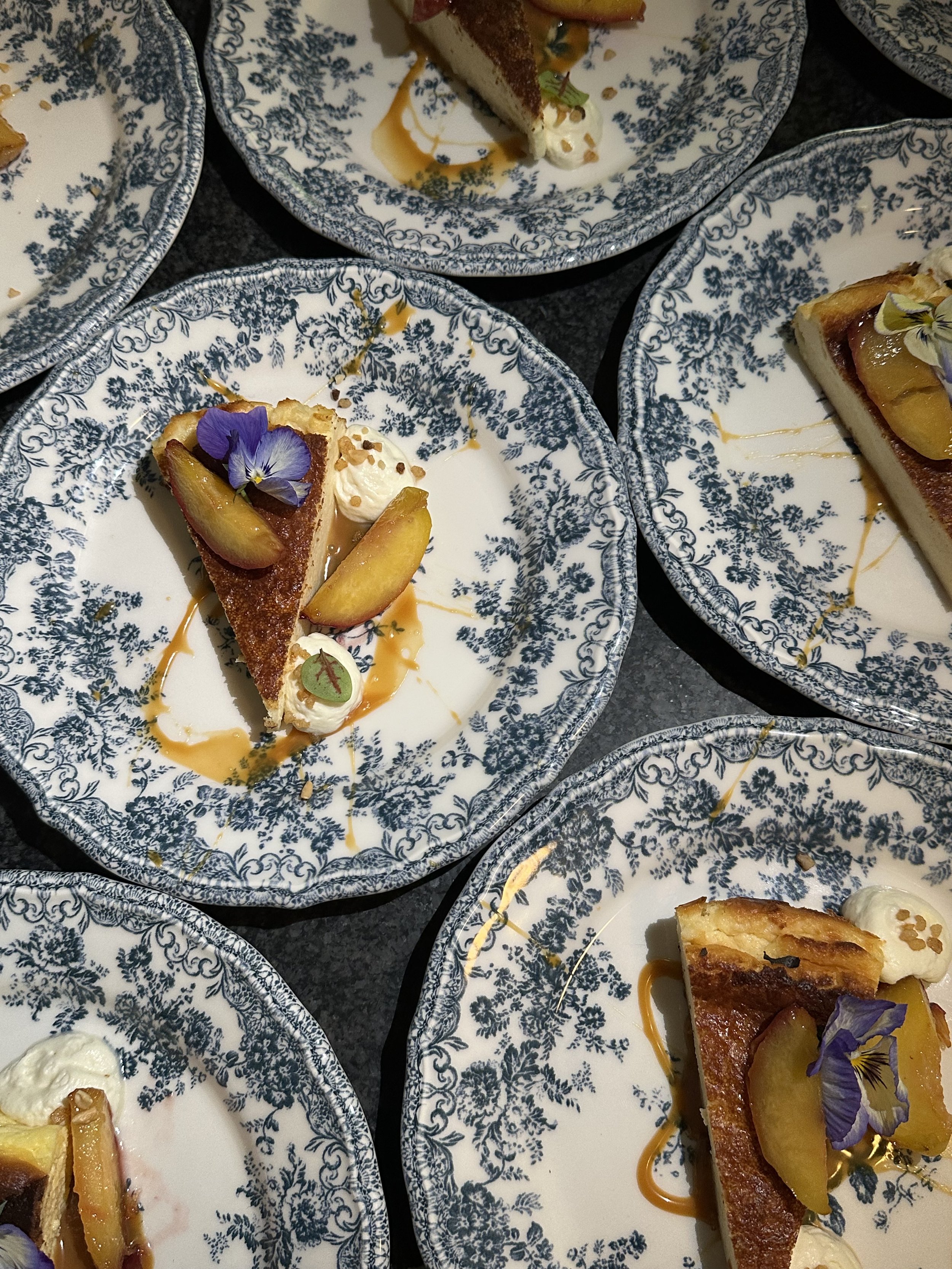 BURNED BASQUE CHEESECAKE   Gebakken cheesecake met gekarameliseerde perzik, mascarponecrème en nougatine