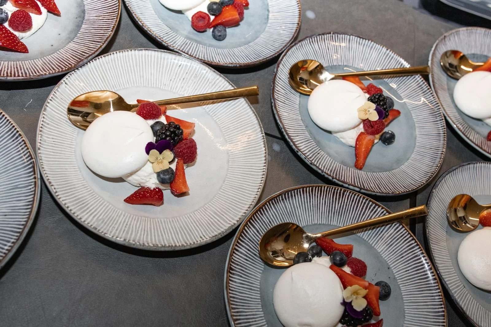 ROOD FRUIT PAVLOVA   Luchtige mascarponemousse met daarom merengue, afgemaakt met vers rood fruit