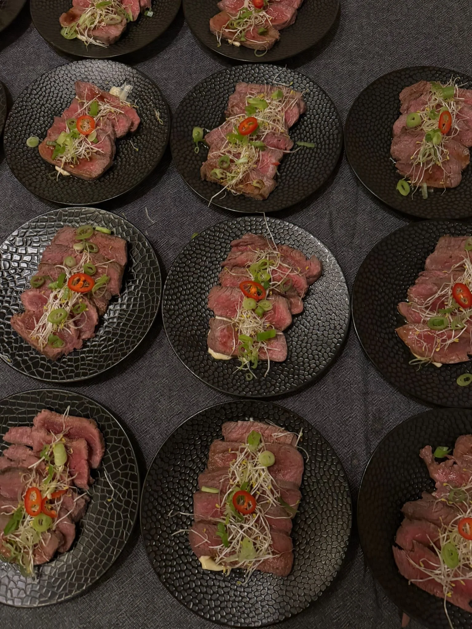 ASIAN BEEF TATAKI   Kort gegrilde diamanthaas in een teriyaki-ponzu marinade, afgemaakt met kiem & gebakken uitjes