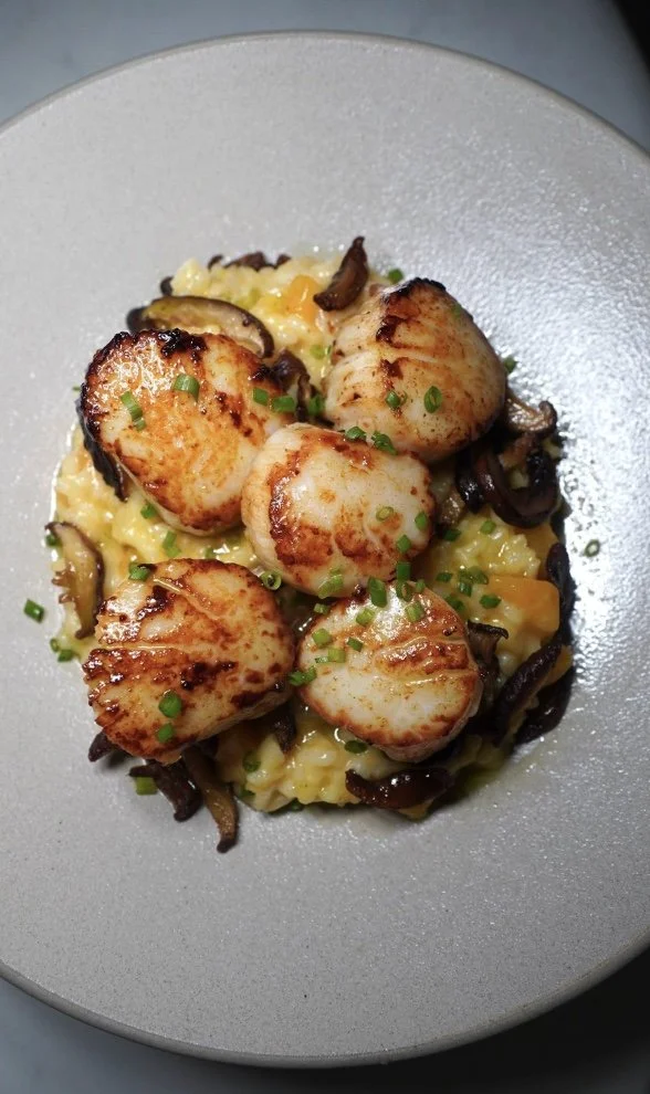 SAFFRAANRISOTTO MET COQUILLE   Risotto met saffraanbouillon en shiitakes, afgemaakt met gebakken coquilles & bieslook. 