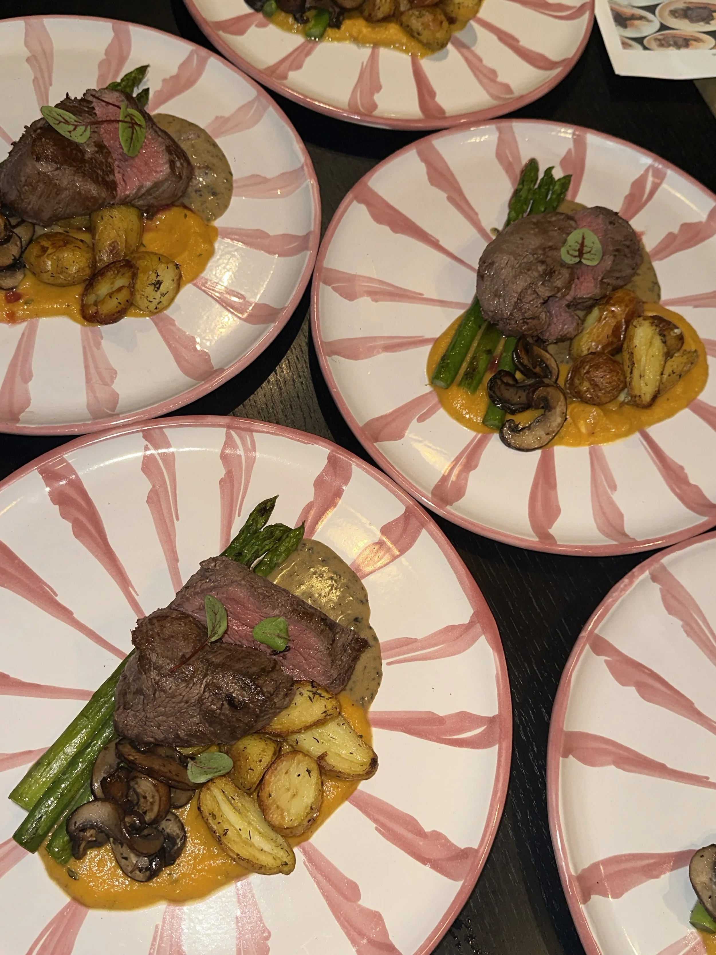 TOURNEDOS   Gegrilde tournedos op zoete aardappelpuree, met krieltjes, groene asperges, champignons en een truffelroomsaus.