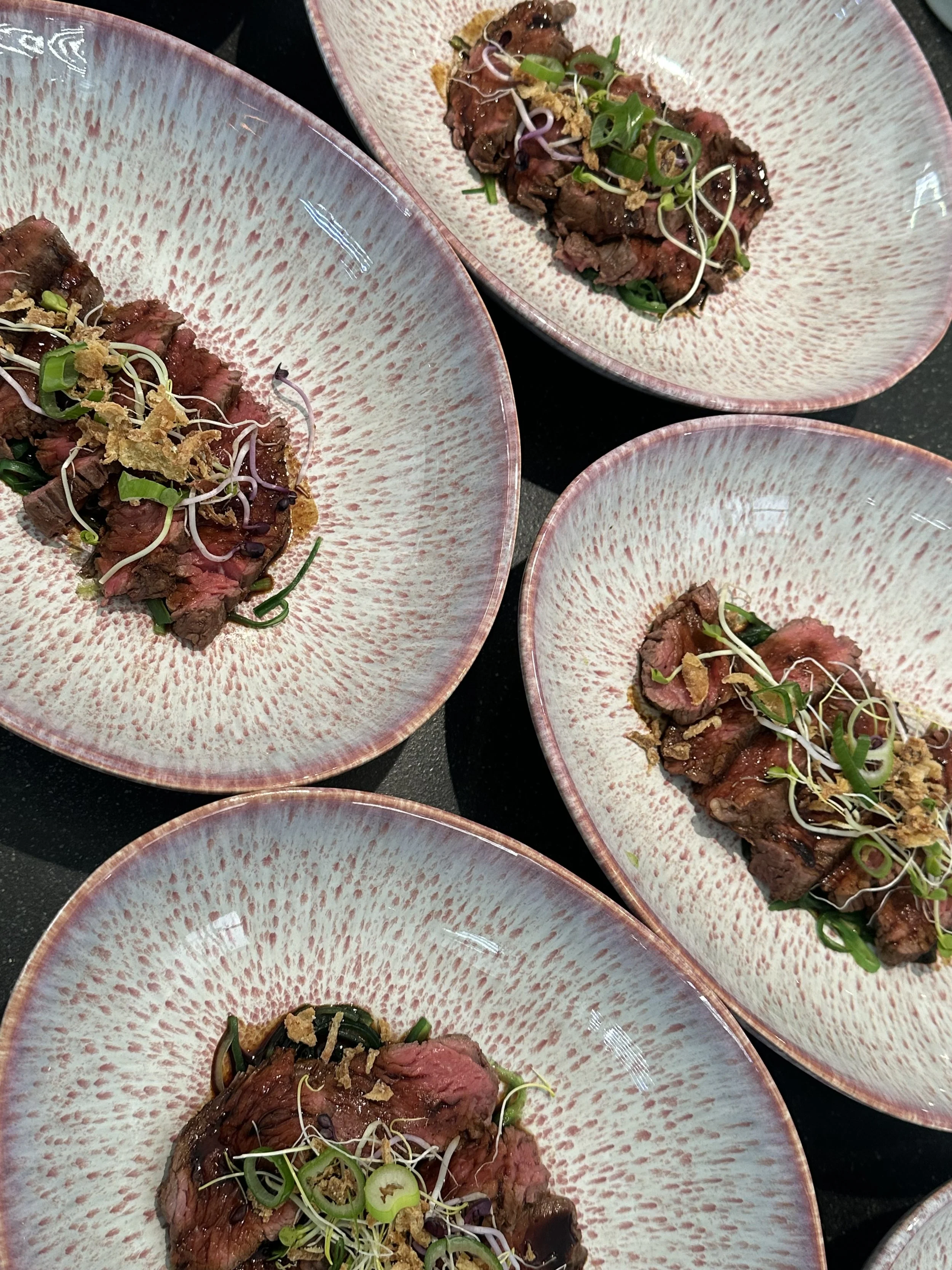 ASIAN BEEF TATAKI   Kort gegrilde diamanthaas in een teriyaki-ponzu marinade, afgemaakt met kiem & gebakken uitjes