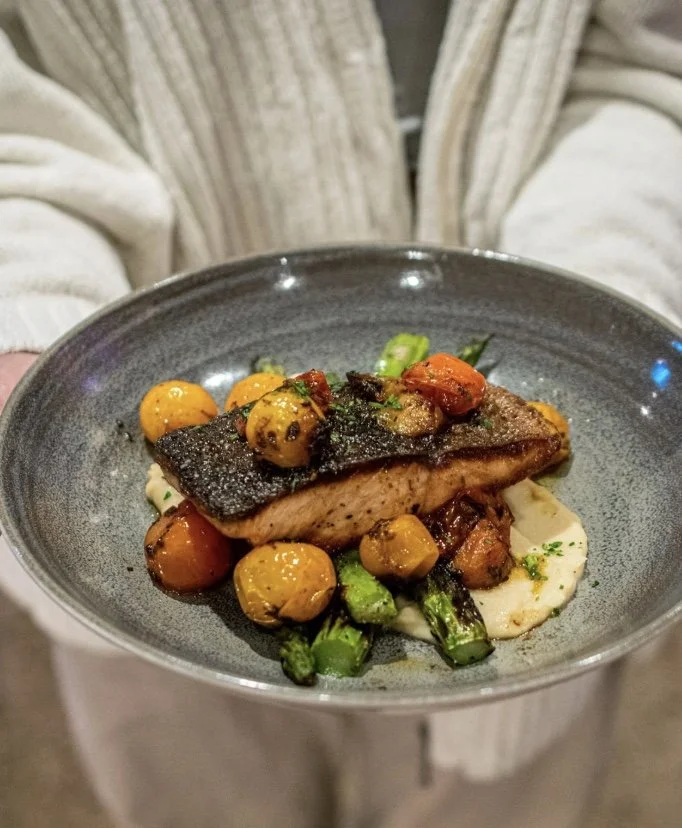 ZALMFILET   Op de huid gebakken zalmfilet op puree met groene asperges en gepofte honingtomaatjes
