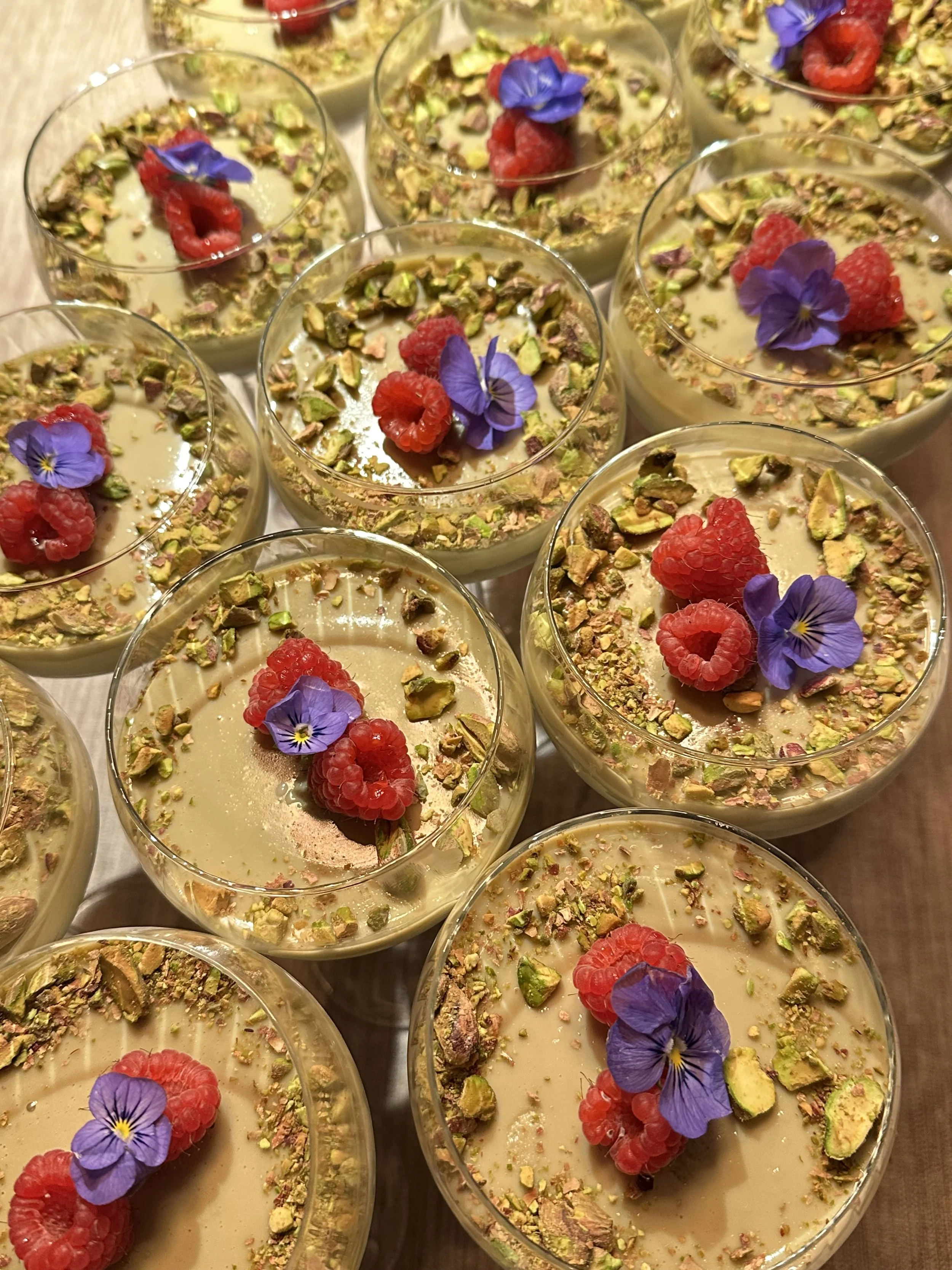 PISTACHE CHEESECAKE   Luchtige cheesecake van pistachecrème op een Bischoff bodem, afgemaakt met framboos & pistache crumble
