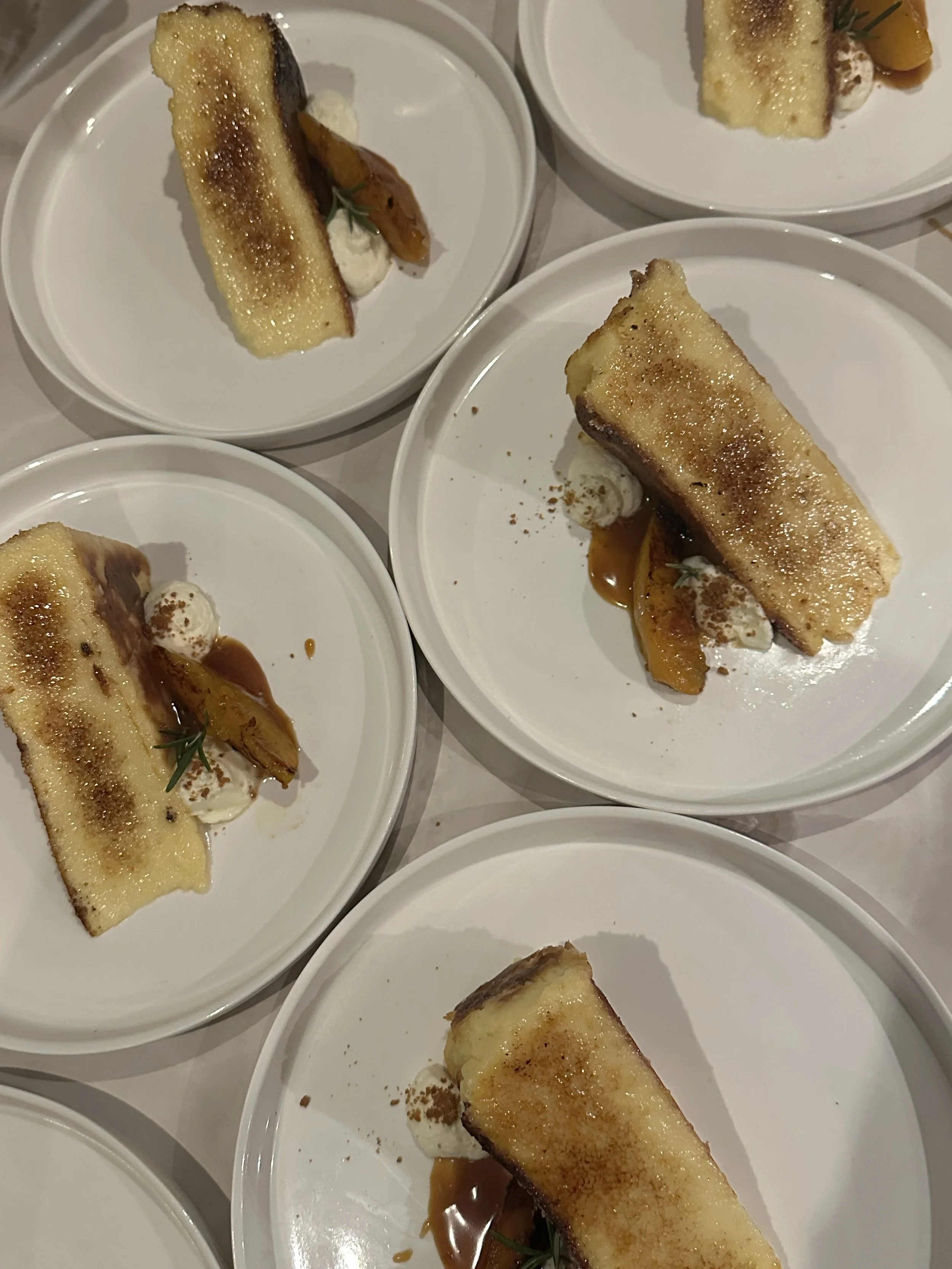 CRÈME BRULÉE BASQUE CHEESECAKE   Cheesecake met gekarameliseerde suiker, afgemaakt met witte chocolademousse & perzik