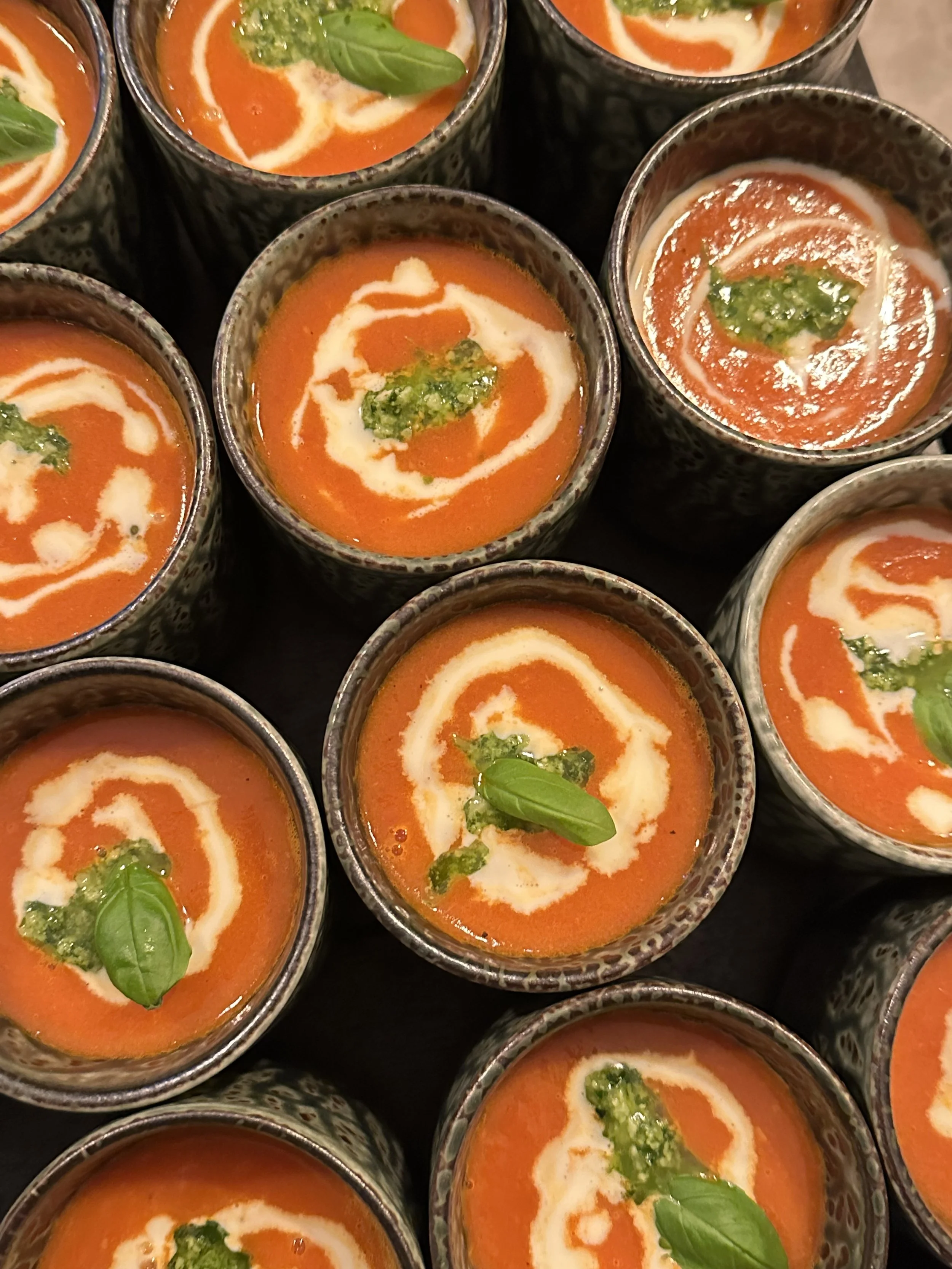 PUNTPAPRIKASOEP   Gemaakt van geroosterde puntpaprika's, gegarneerd met verse pesto & basilicumolie