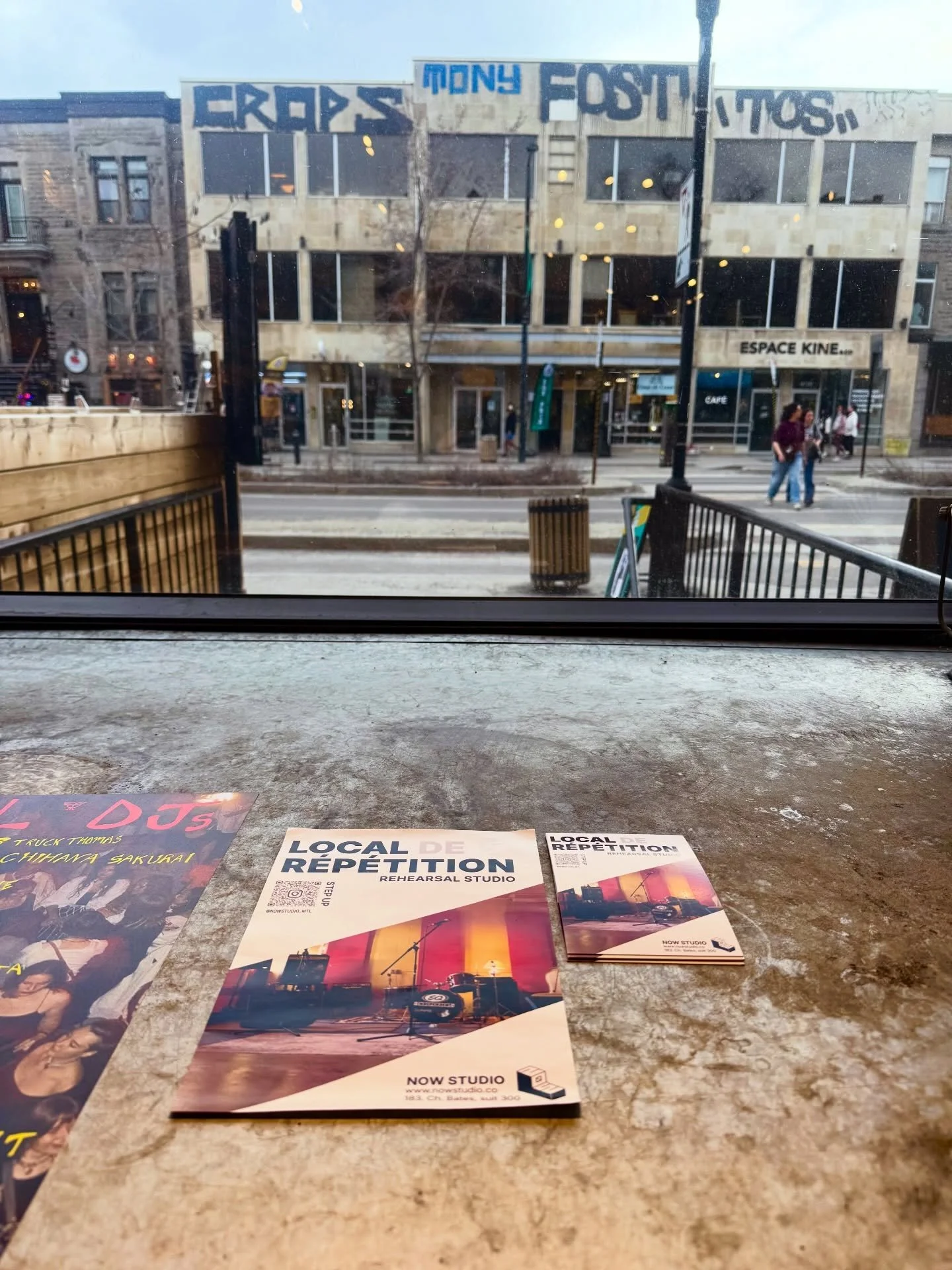 On a fait le tour du Plateau sur St-Denis pour d&eacute;poser des flyers et des affiches dans quelques salles qui font vivre la sc&egrave;ne musicale montr&eacute;alaise.

Gros shoutout &agrave; @quai_des_brumes @bar_lesco 
@dieseonze de faire battre