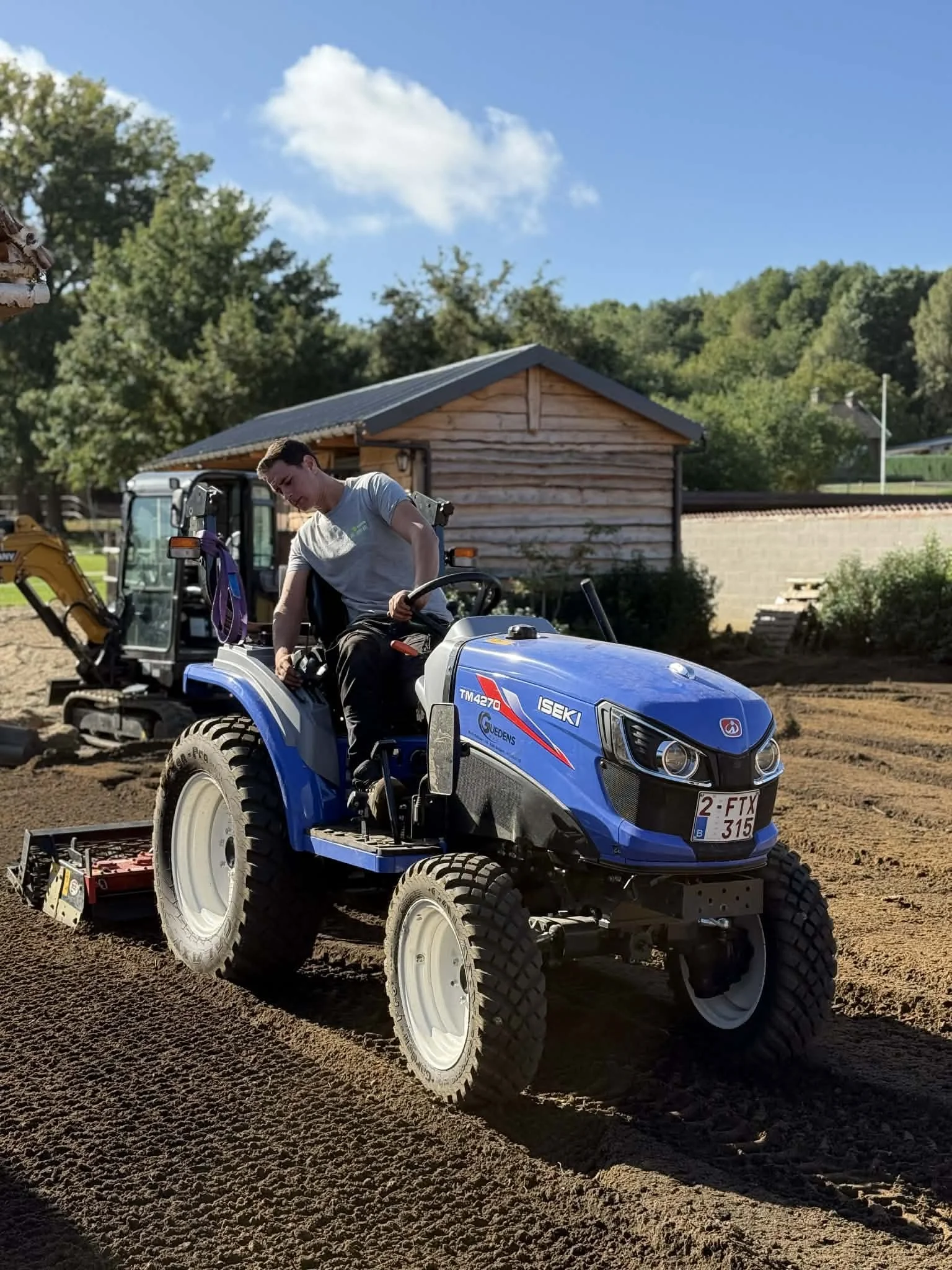 Willem-Jan van Tuinen Willem-Jan rijdt een tractor die het veld omringd. Zo kan het terug worden ingezaaid tot nieuw aangelegde gazon