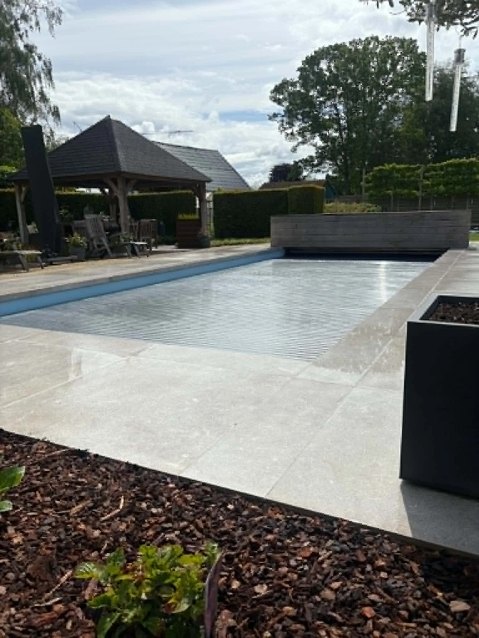 project: betegeling rond zwembad, locatie: Herentals aangelegd zwembad met betegeling, licht grijze tegels