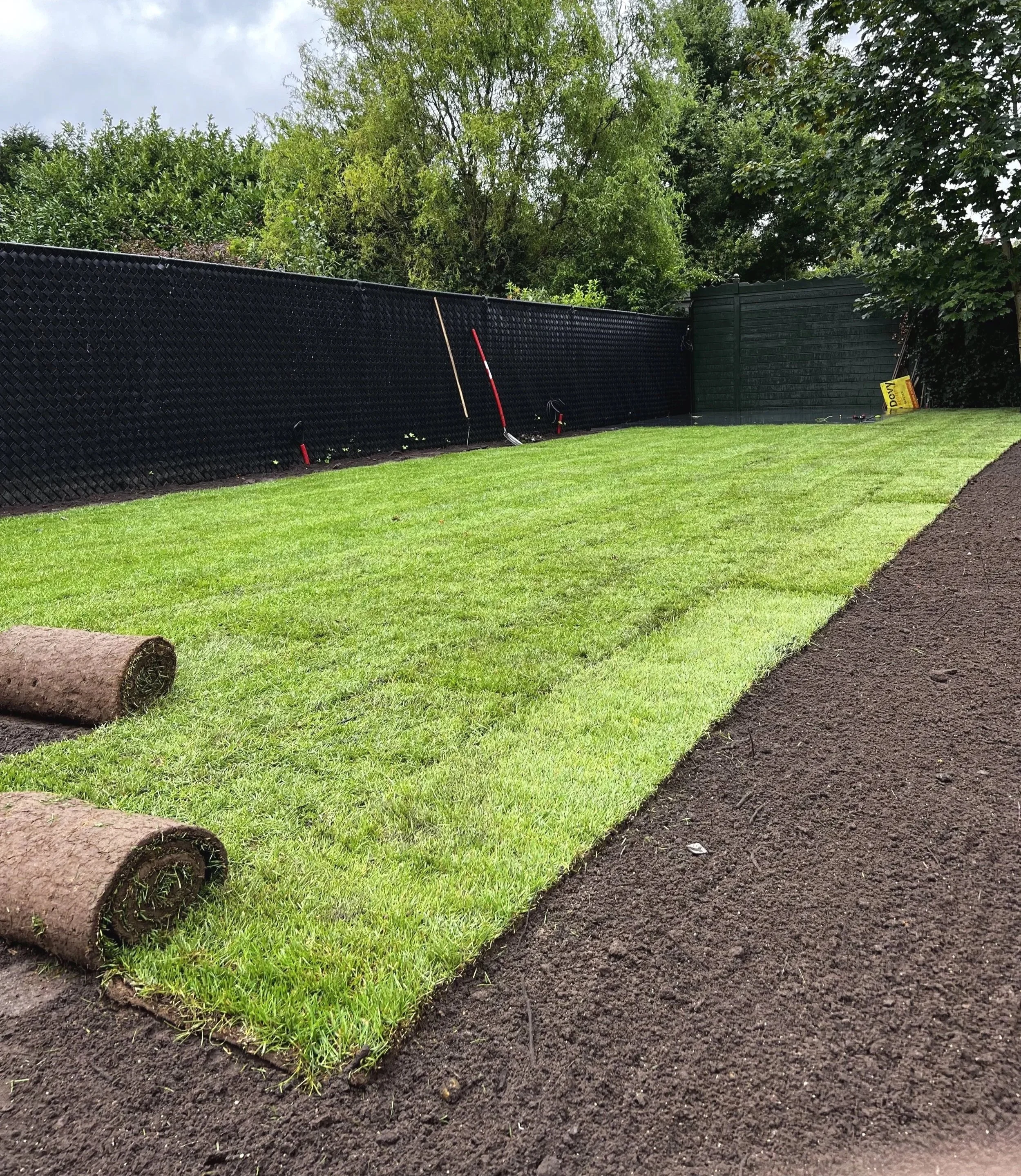 Een tuin die een transformatie doormaakt van nieuwe grasmatten zo is de tuin meteen verzorgd met een perfecte gazonaanleg van grasmatten van de hoogste kwaliteit.