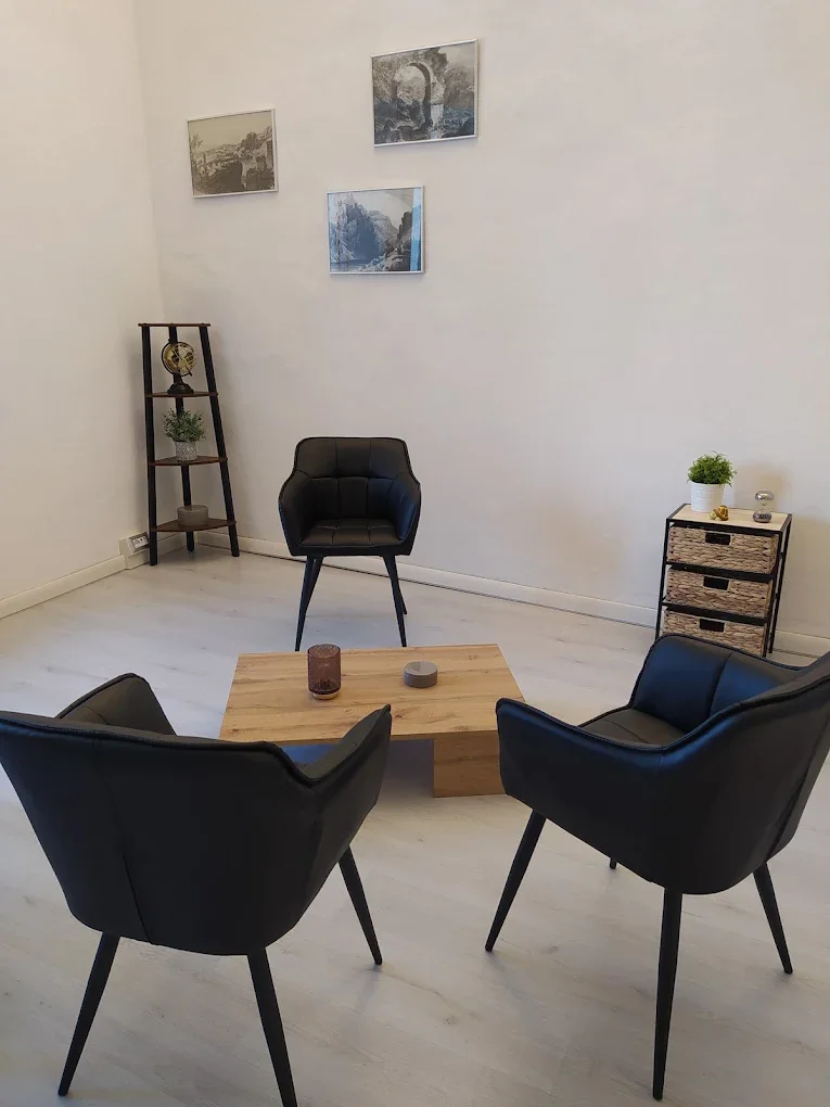 Sedie nell'ufficio di Studio Limen che mostrano un ambiente accogliente per i pazienti.