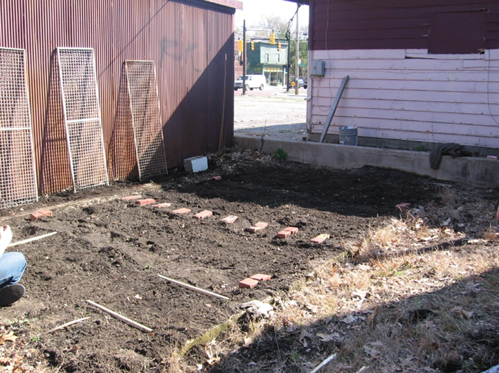 INTRO, INTERMEDIATE, & ADVANCED SCULPTURE
Collaborative student project
PLANT! 
Students divide into groups and transform 6 unique sites throughout Grand Rapids into literal or conceptual gardens. Guided bike and bus tours brought viewers to each sit