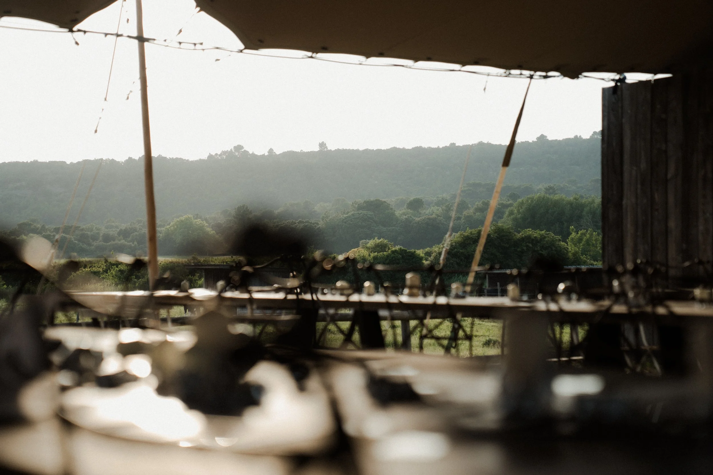 Landschaftsfotografie einer Hochzeit mit Blick durch ein Fenster