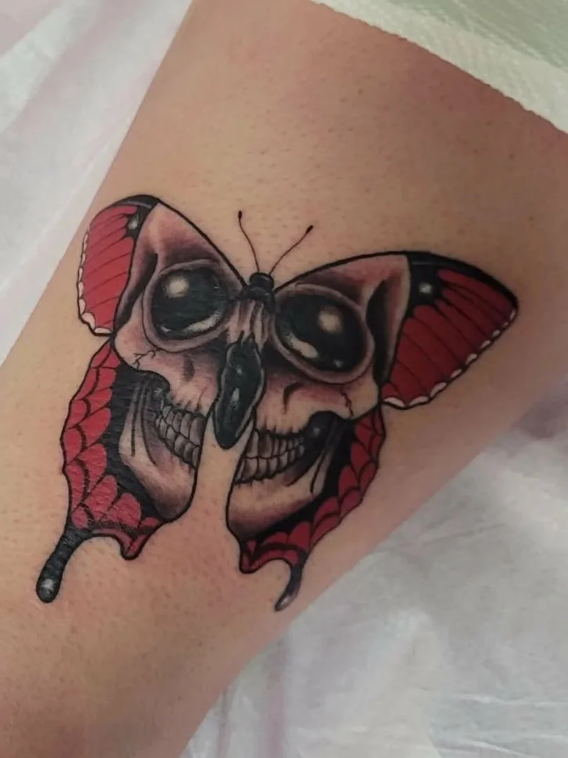 Tattoo of a butterfly


Tattoo of a moth with a skull design in the body, with red and black wings.