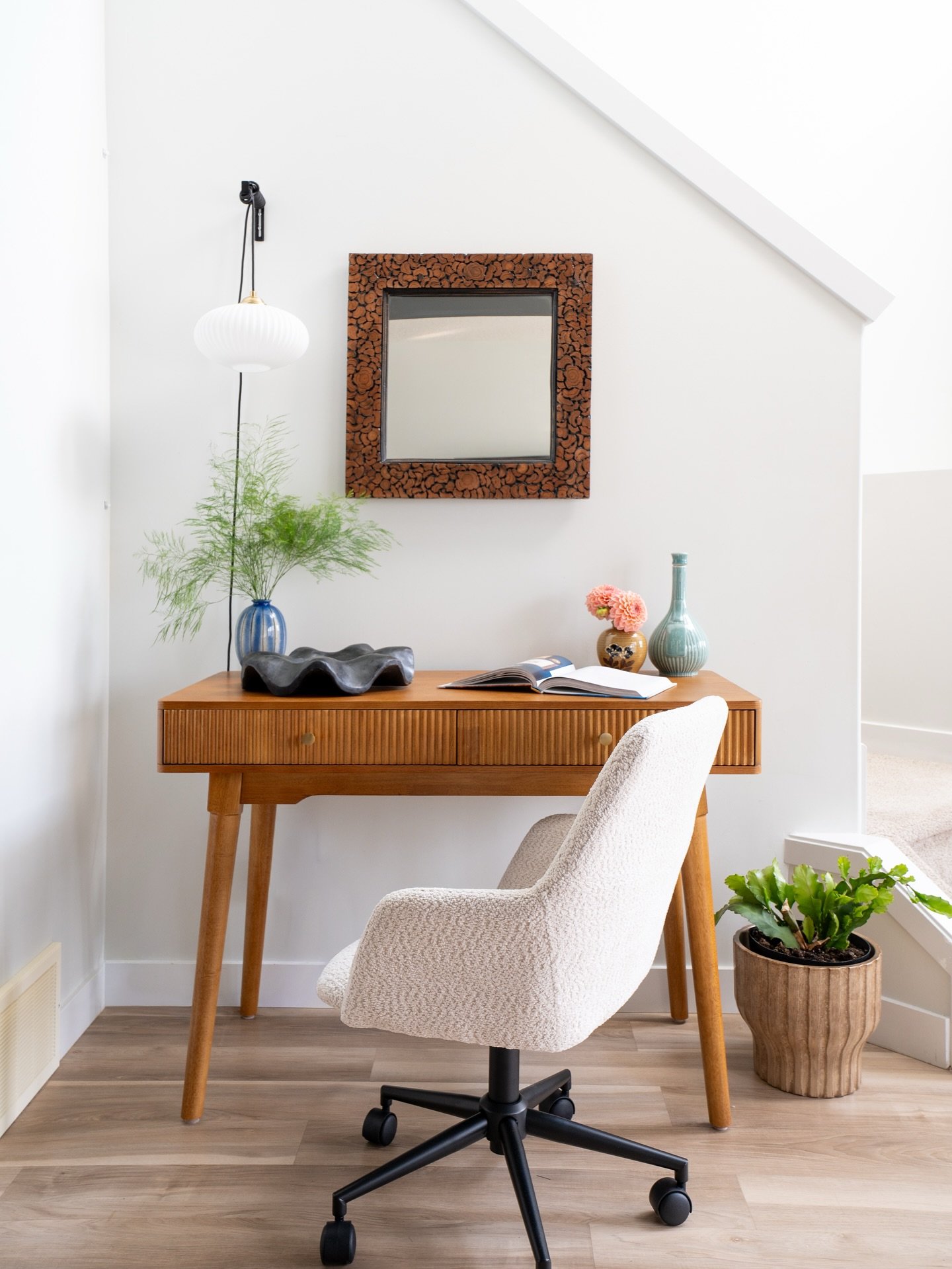 This nook in front of the stairs was the perfect spot for a console table that doubles as a work
from home spot. Lots of vintage accessories, including that amazing mirror really made this vignette sing!

📸 @josanwoo.photo

#yeginteriordecorator #en