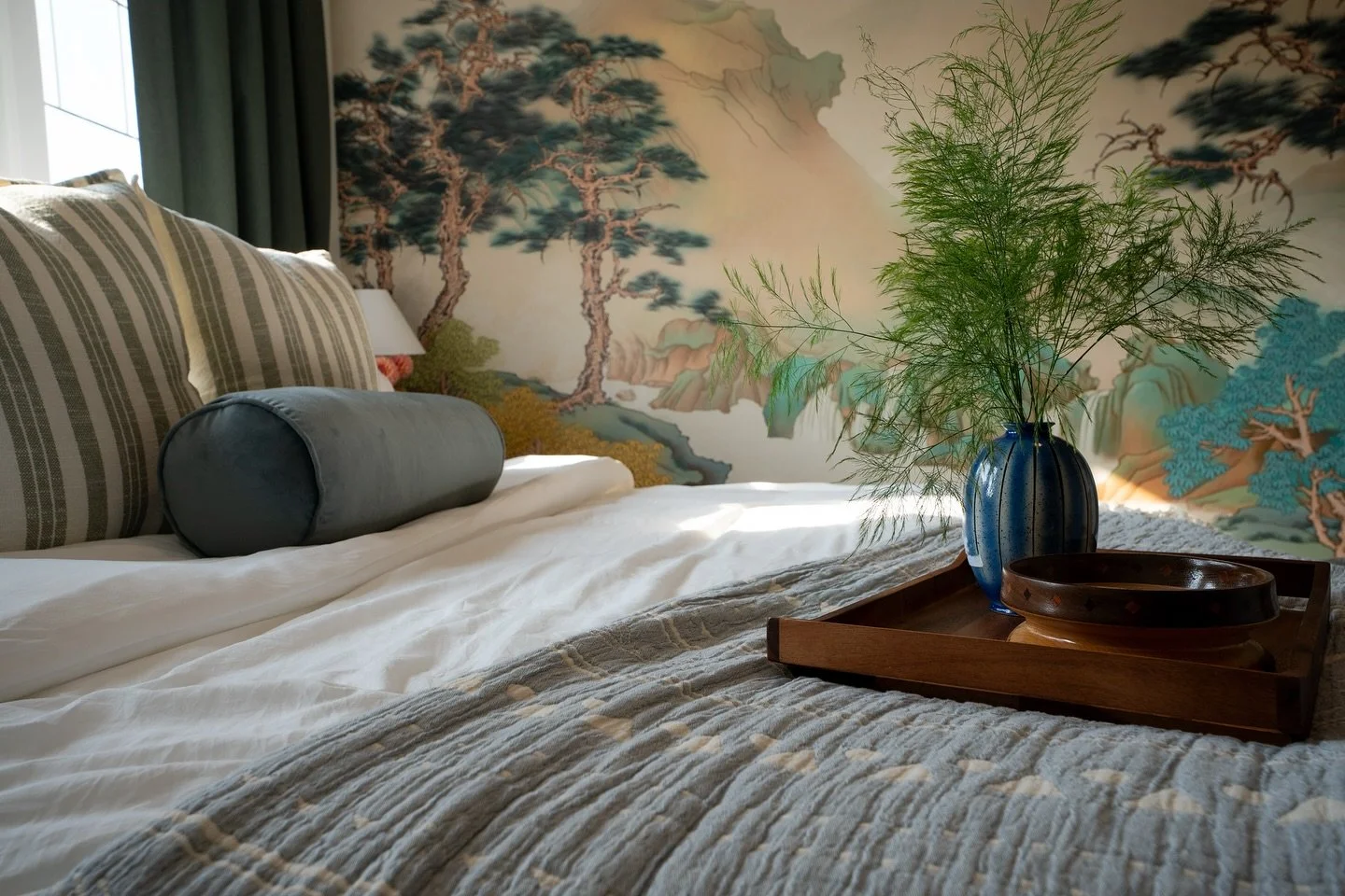 Don&rsquo;t you just wanna just jump in and take a nap?

📸 @josanwoo.photo

#yeginteriordecorator #bedroomdesign #wallmural #warminteriors #cozyhome