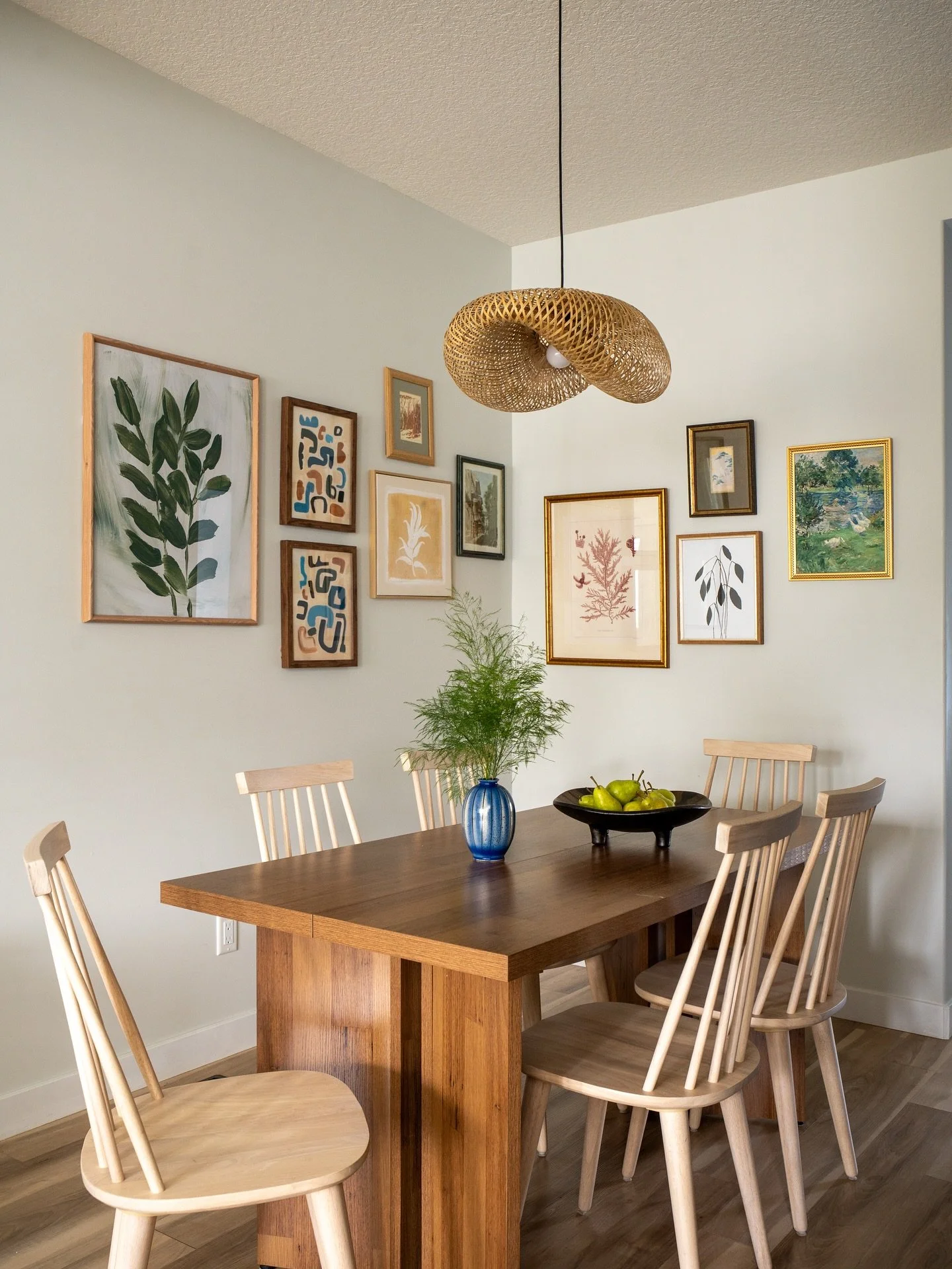 A sweet little dining nook. 

This corner was just begging for a gallery wall that crossed over both walls. An easy way to define a space in an open concept home. Sprinkle in some vintage art and pottery and you&rsquo;re golden ✨

📸 @josanwoo.photo 