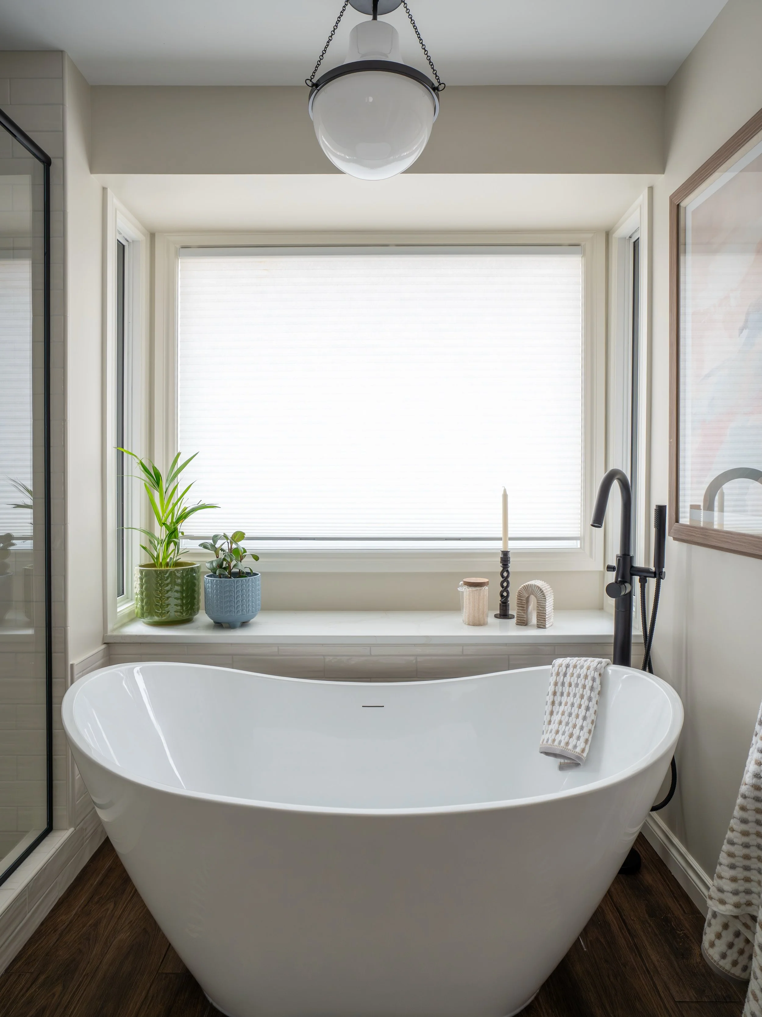 Who could resist a nice long bubble bath in this light filled ensuite bathroom? Especially after a weekend of gardening. Anyone else planting this weekend now that it&rsquo;s finally Spring?

Design Consulting and Styling @daw_interiors
Contractor @a