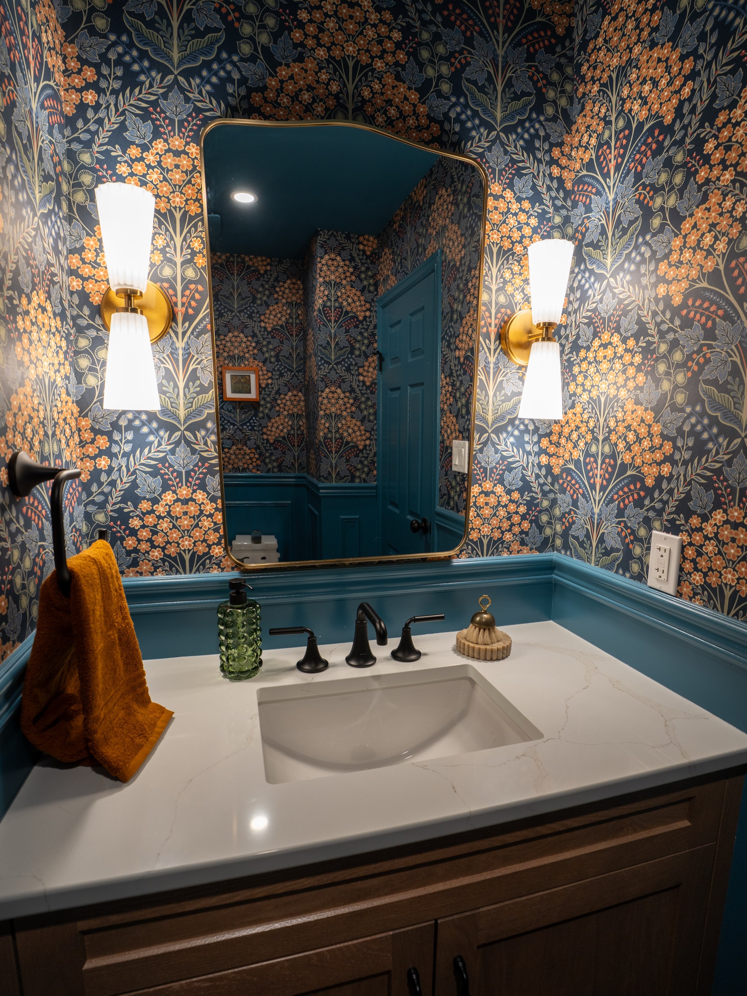 No one&rsquo;s feeling blue in this sweet little powder room! 

This teeny bathroom got a major glow up thanks to some beautiful floral wallpaper and the prettiest blue paint. Finished off with gold accessories and this bathroom is anything but basic