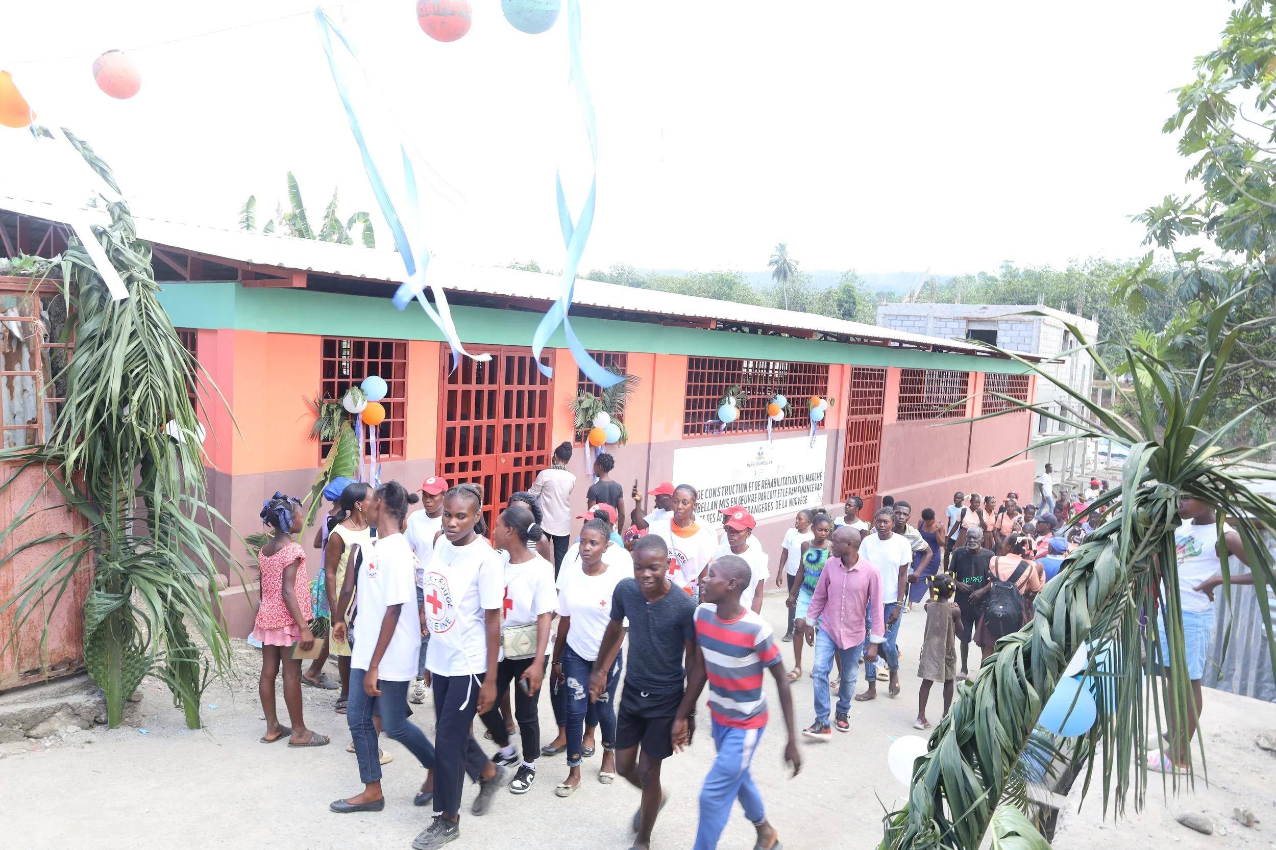 Des membres de la population participent à l'inauguration du marché de Chambellan reconstruit grâce au projet P.R.O.F.I.T