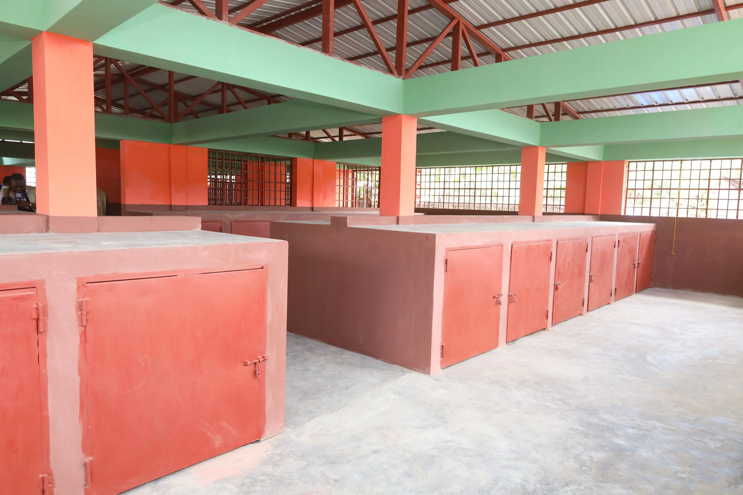 Vue partielle de l'intérieur du marché de Chambellan reconstruit