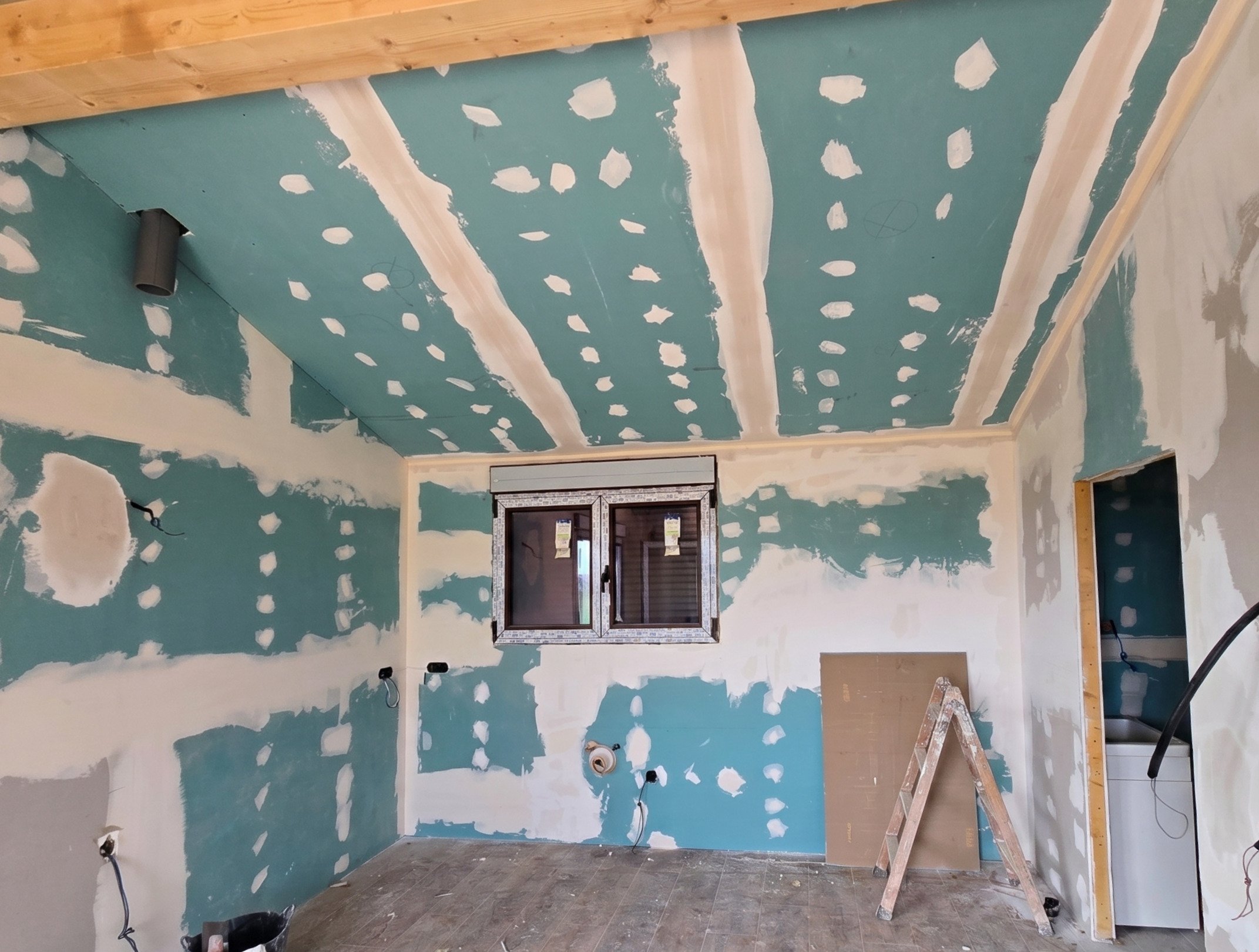 Reforma integral de vivienda en fase de ejecución, con trabajos de tabiquería seca, aislamiento, carpintería e instalaciones. Soluciones constructivas orientadas a la eficiencia energética, el confort y la optimización de los espacios.